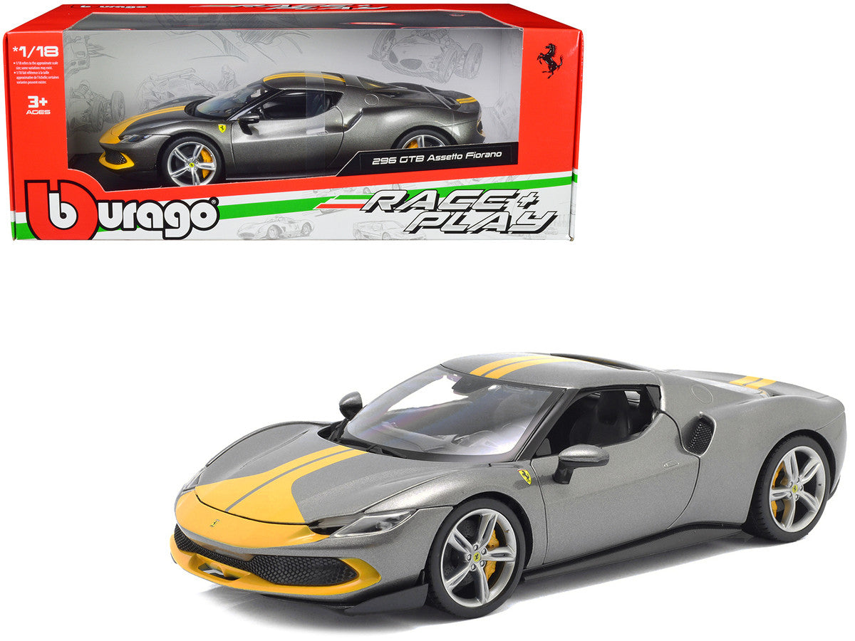 Bburago Modellauto Ferrari 296 GTB Assetto Fiorano Grau Gelb, Maßstab 1:18, Sammlerauto