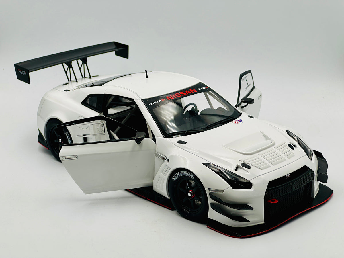 1:18 Nissan GT-R Nismo GT3 -- White -- AUTOart 81576 SH