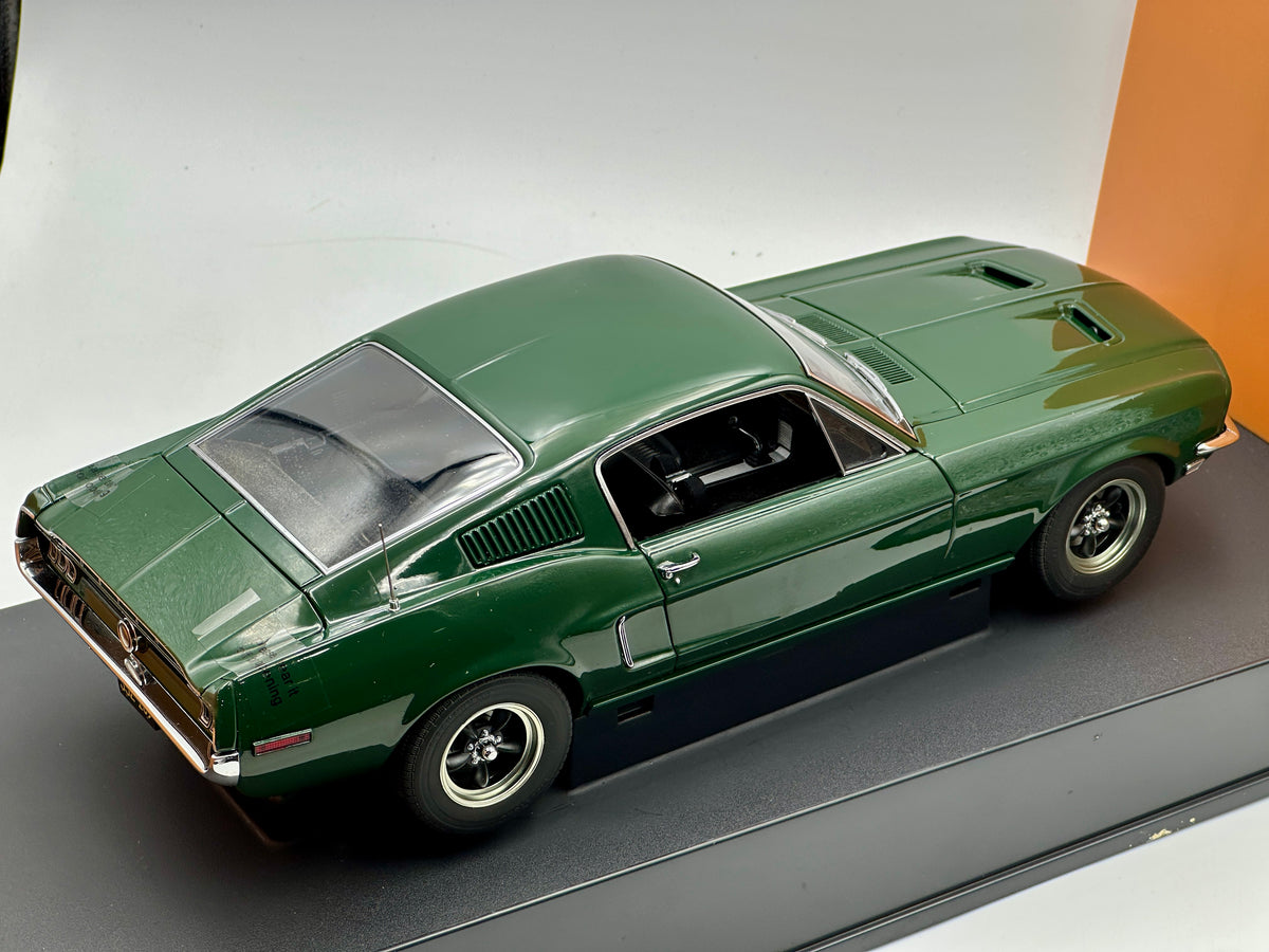 1968 - Fastback GT Mustang Ford 1:18 マスタング s197 AUTOart　1/18 GT Mustang Ford - McQueen (Steve Green Dark ミニカー