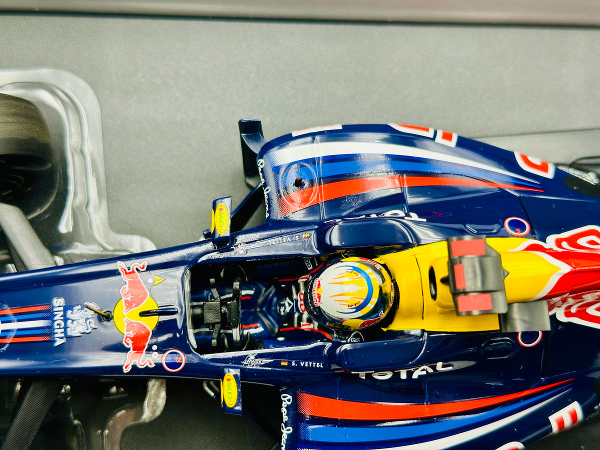 1:18 2011 Sebastian Vettel -- #1 Red Bull RB7 -- Minichamps F1