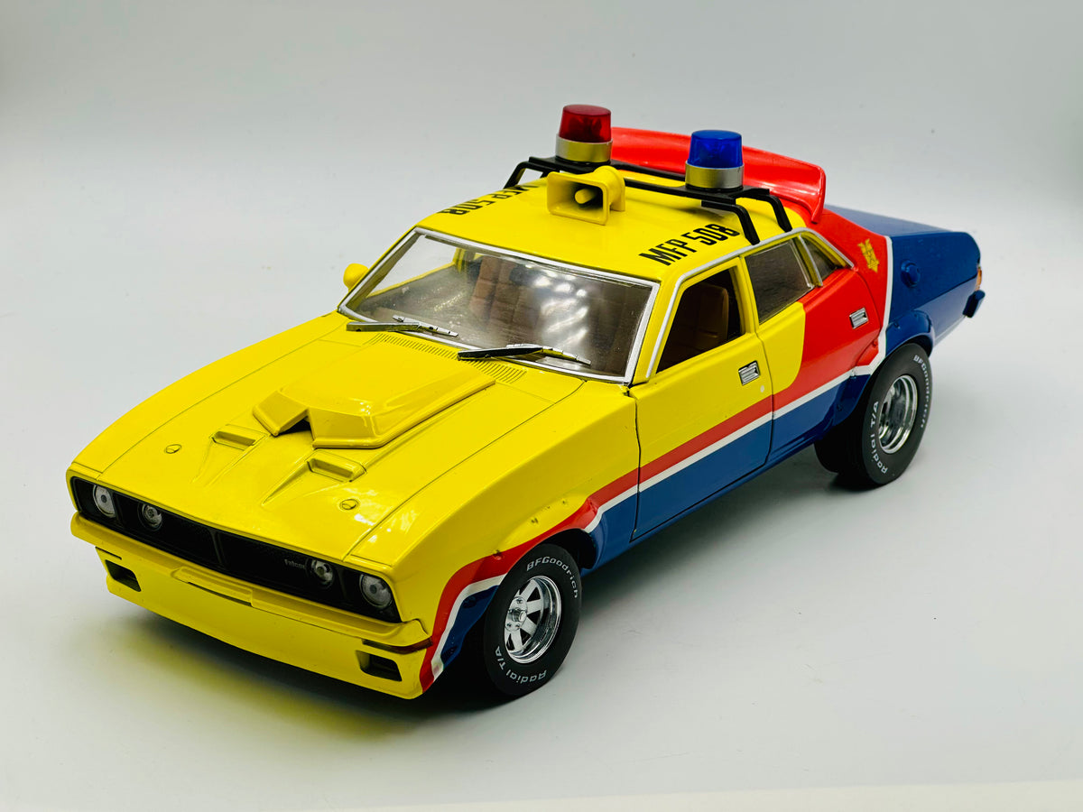 1／18 マッドマックス　Falcon XB 1/18 マッドマックス イエロー・インターセプターとフィギュア