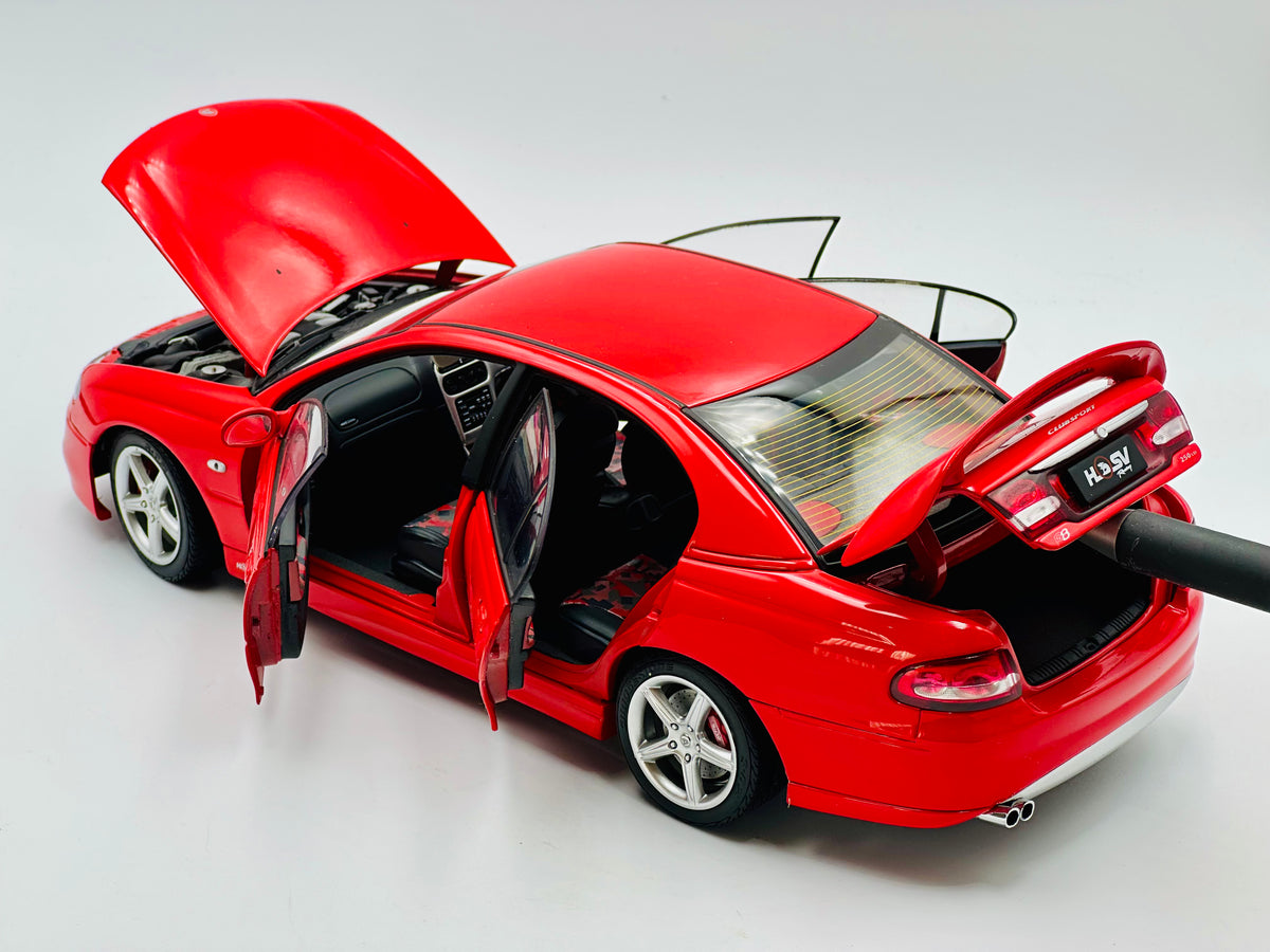 Miniature Holden HSV VT2 Clubsport R8 – 1/18, Rouge Sting Red (Autoart, Occasion)