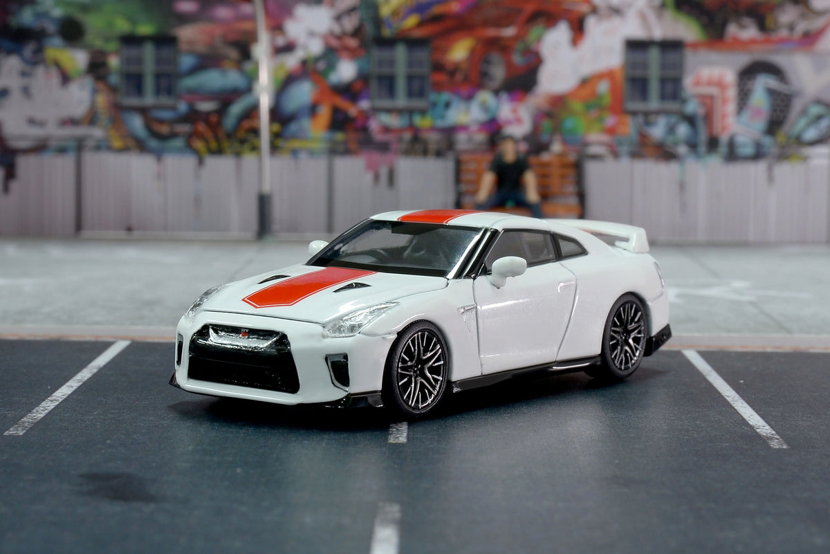 1:64 Nissan GT-R (R35) 50th Anniversary -- Brilliant White Pearl -- Mo