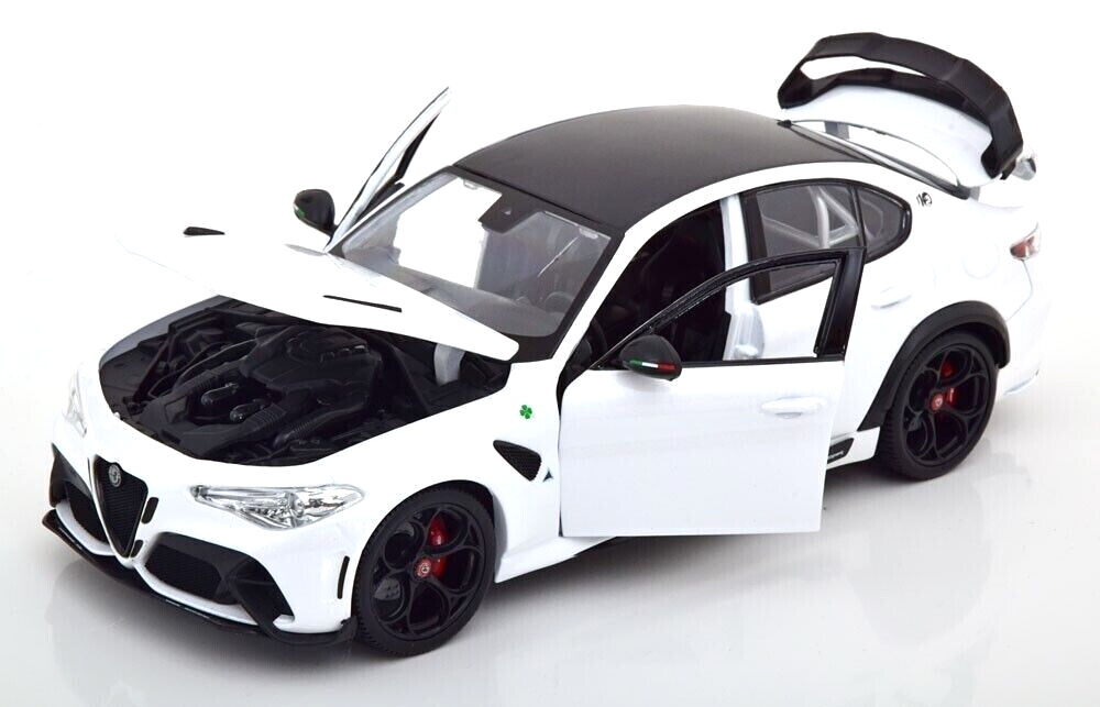 1:18 Alfa Romeo Giulia GTAM -- Metallic White -- Bburago