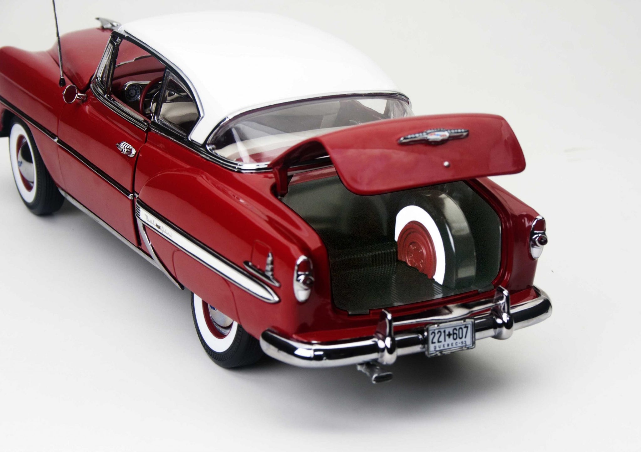 1:18 1953 Chevrolet Bel Air Hard Top Coupe -- Target Red/White -- Suns