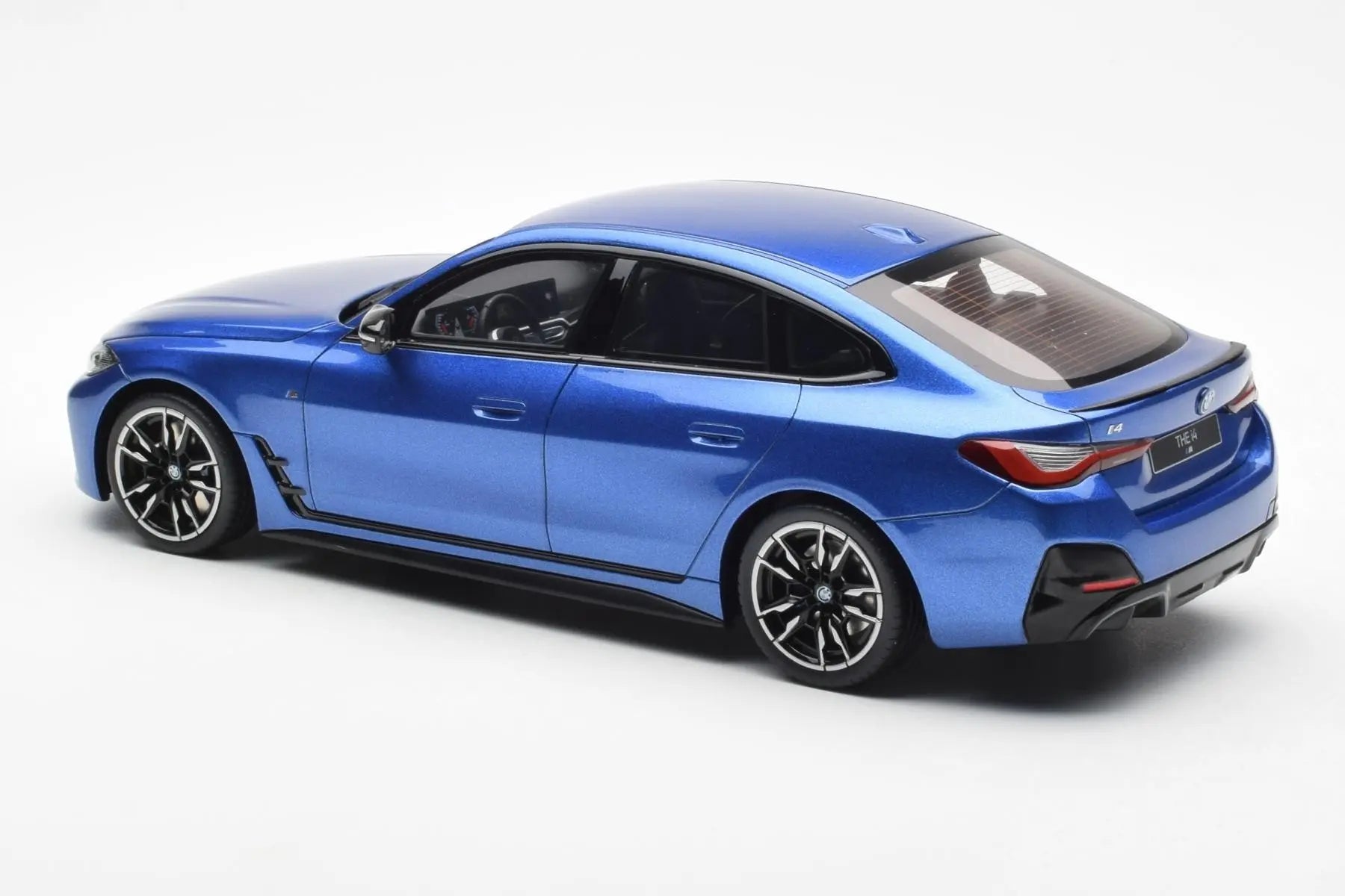 1:18 BMW i4 M50 (G26) 2022 -- Blue -- Ottomobile 1:18 BMW i4 M50 (G26) 2022 -- Blue -- Ottomobile