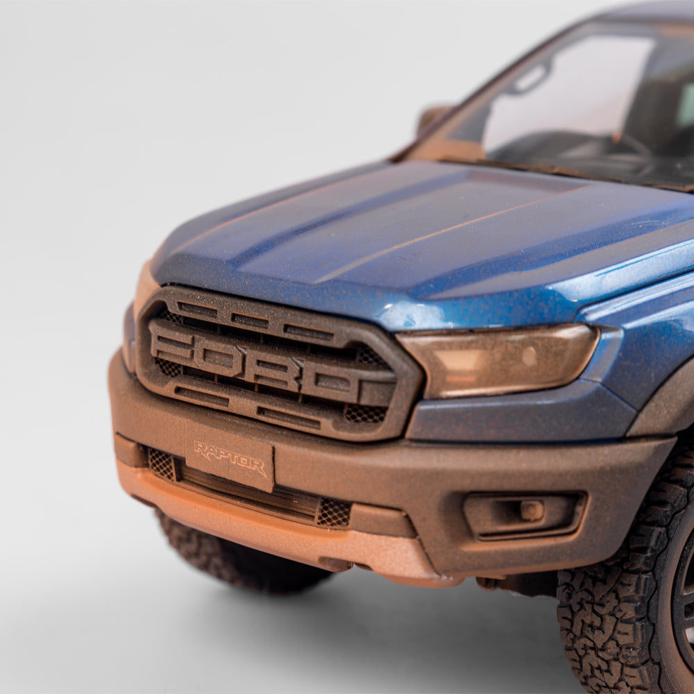 1:18 Ford Ranger Raptor -- Velocity Blue (Dirty Version w/ Dog) -- Aut