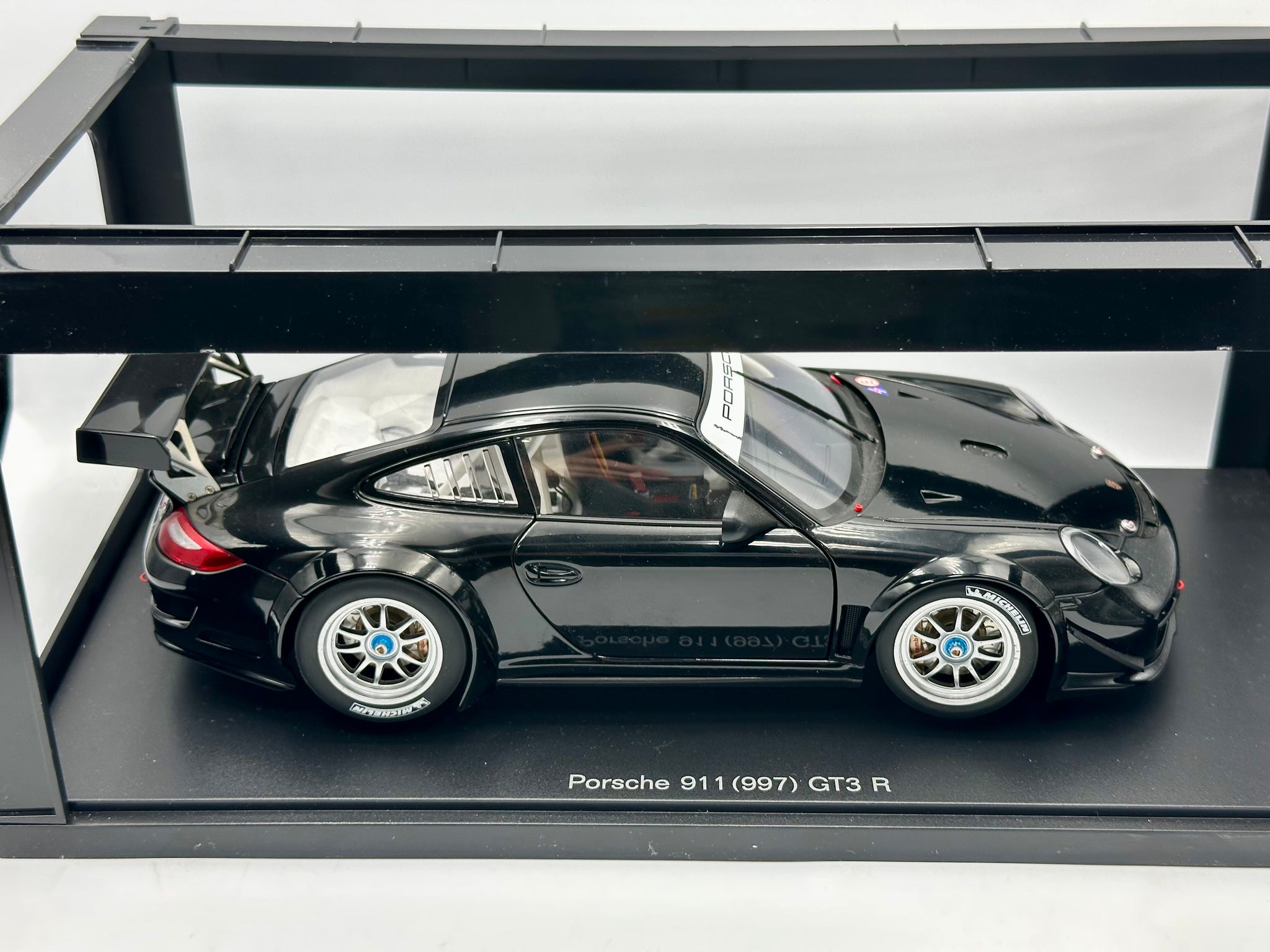 1:18 Porsche 911 (997) GT3 R 2010 -- Plain Black -- AUTOart 81071