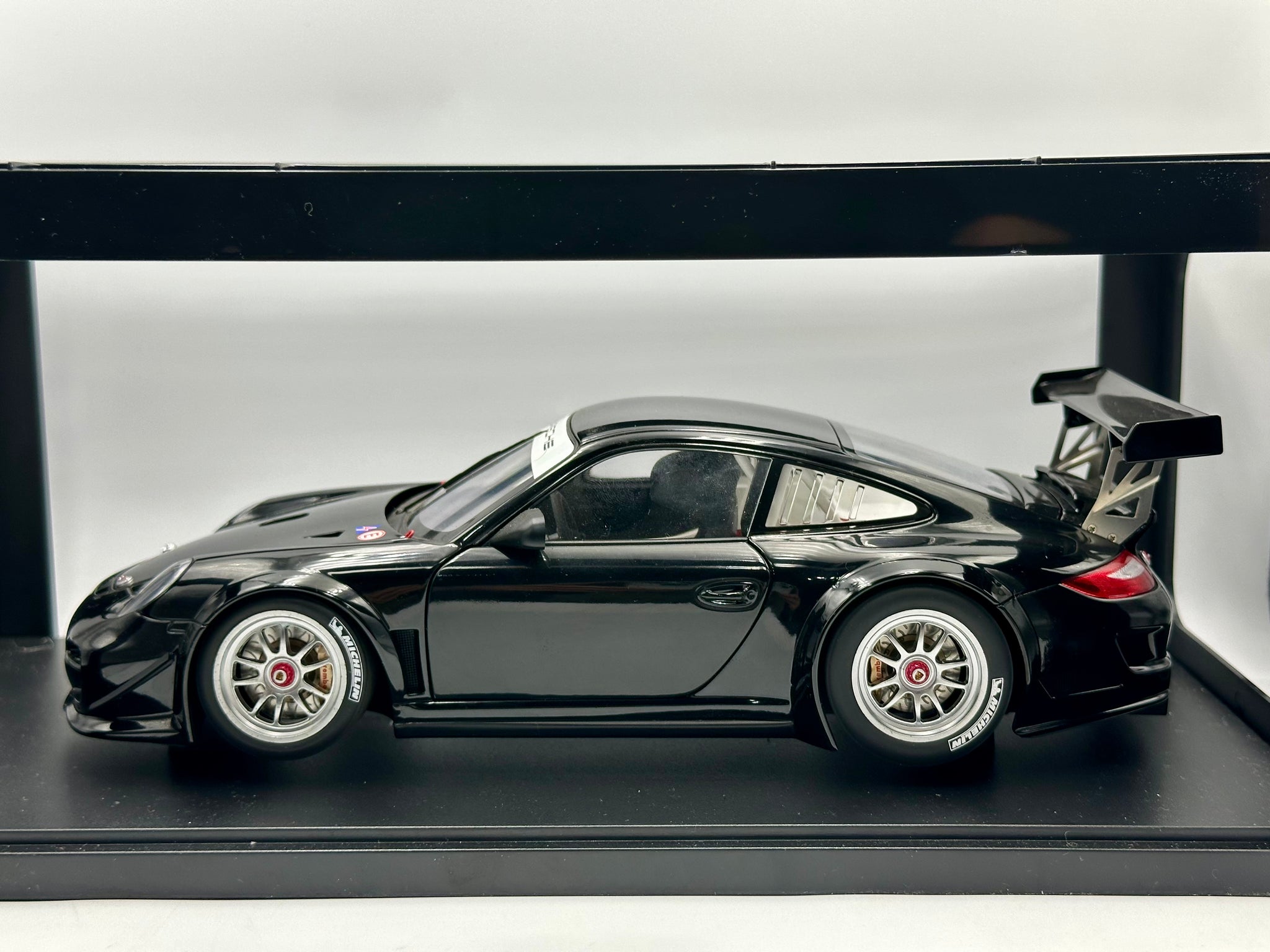 1:18 Porsche 911 (997) GT3 R 2010 -- Plain Black -- AUTOart 81071
