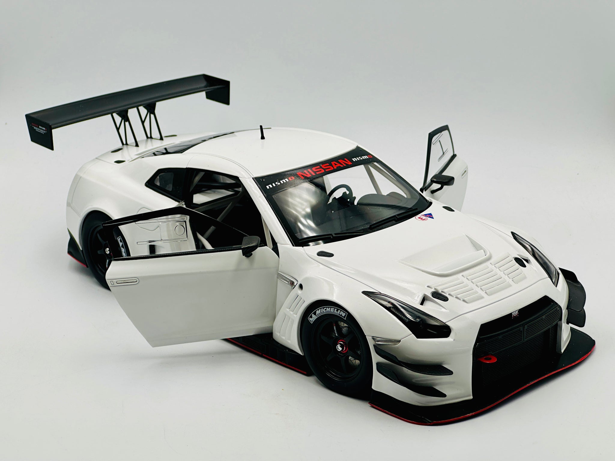 1:18 Nissan GT-R Nismo GT3 -- White -- AUTOart 81576 SH
