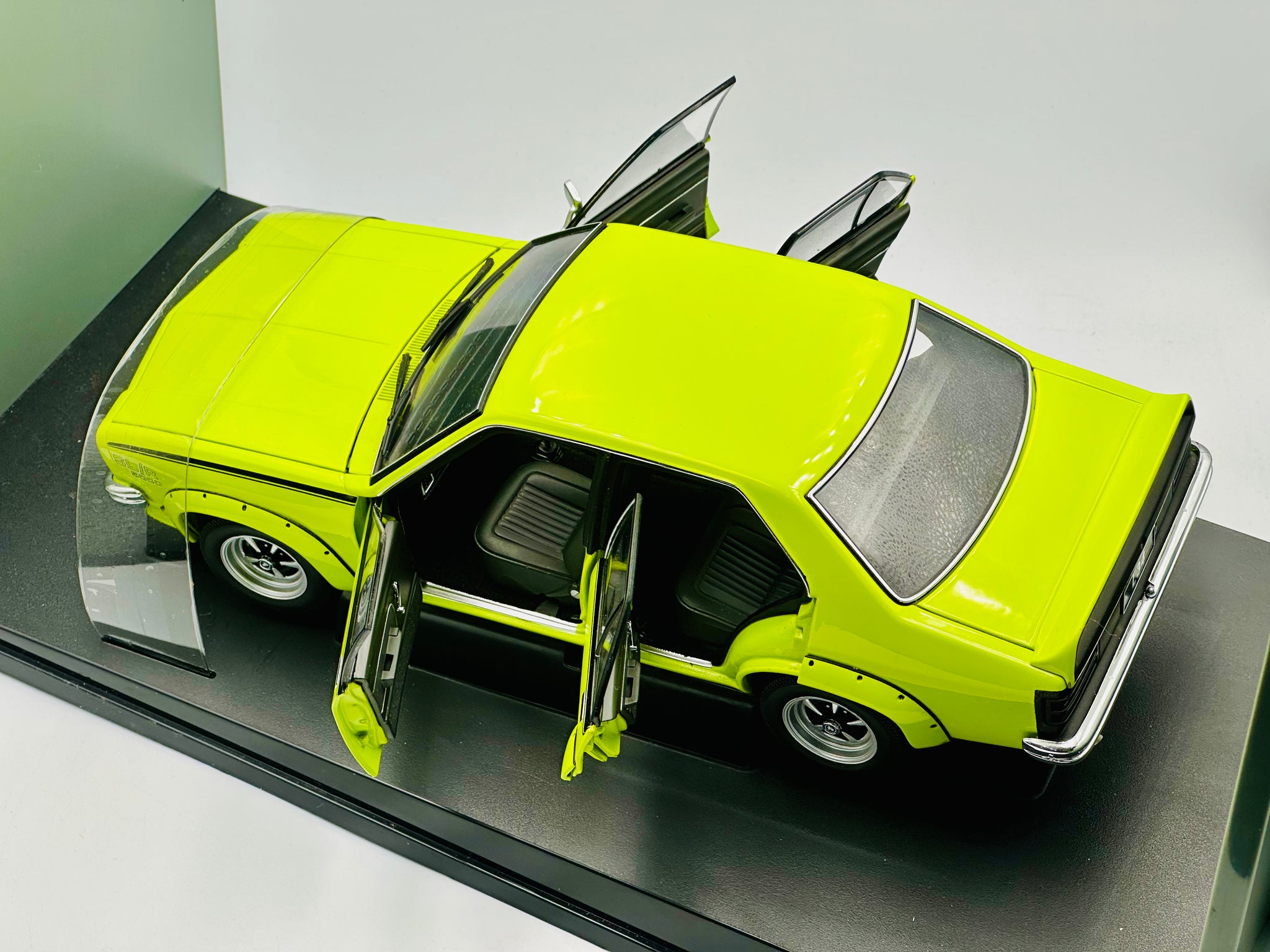 1:18 Holden LH Torana L34 SLR5000 -- Barbados Green -- Biante/AUTOart