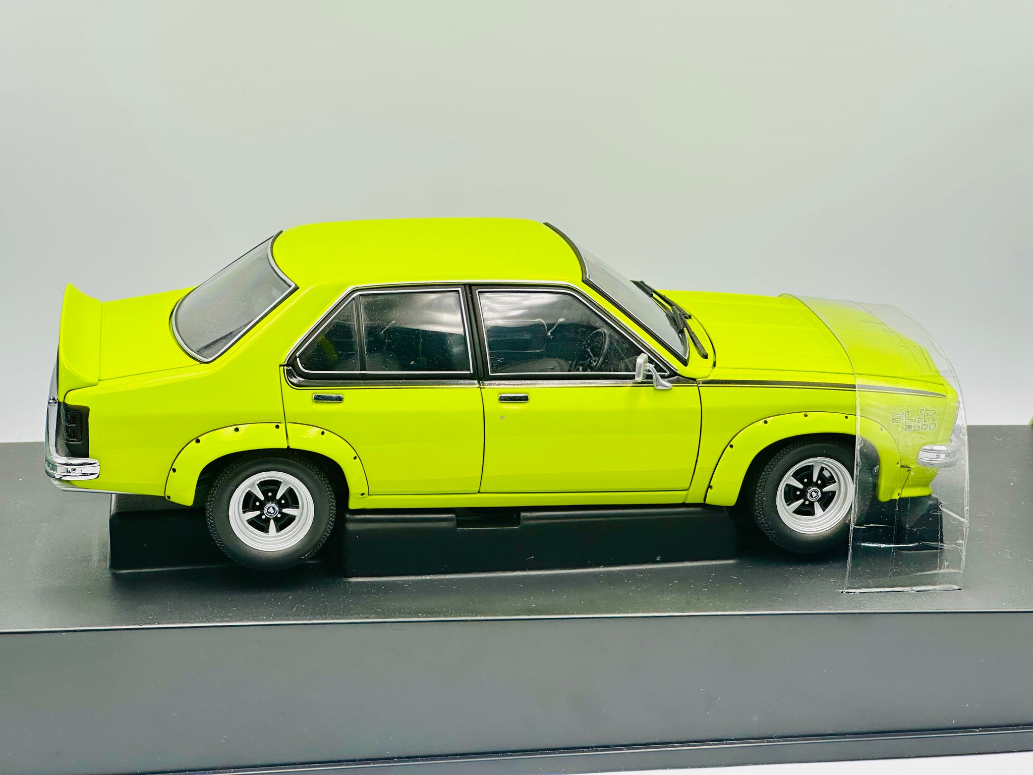 1:18 Holden LH Torana L34 SLR5000 -- Barbados Green -- Biante/AUTOart
