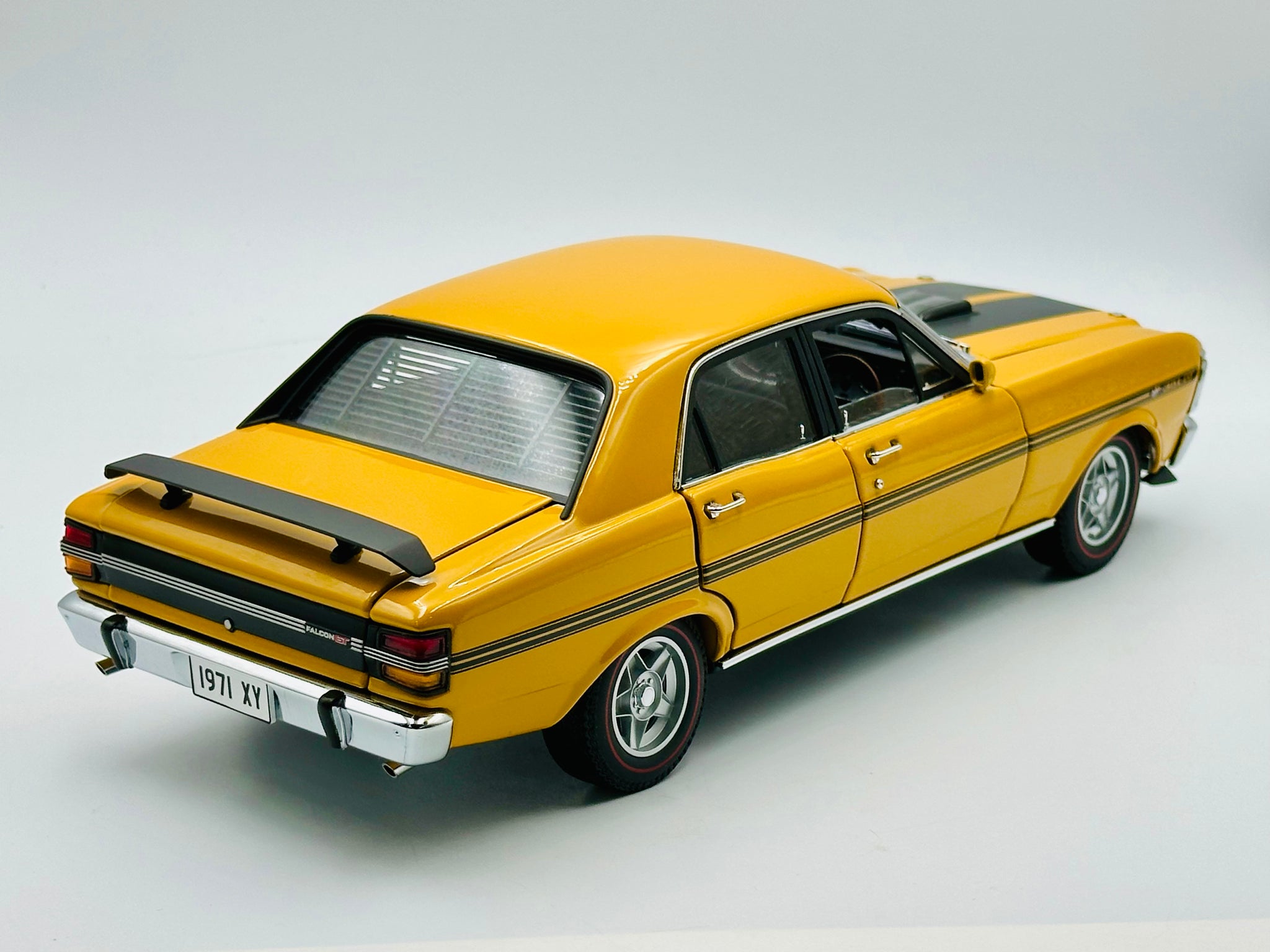 1:18 Ford XY Falcon Phase III GT-HO -- Yellow Ochre -- Classic Carlect