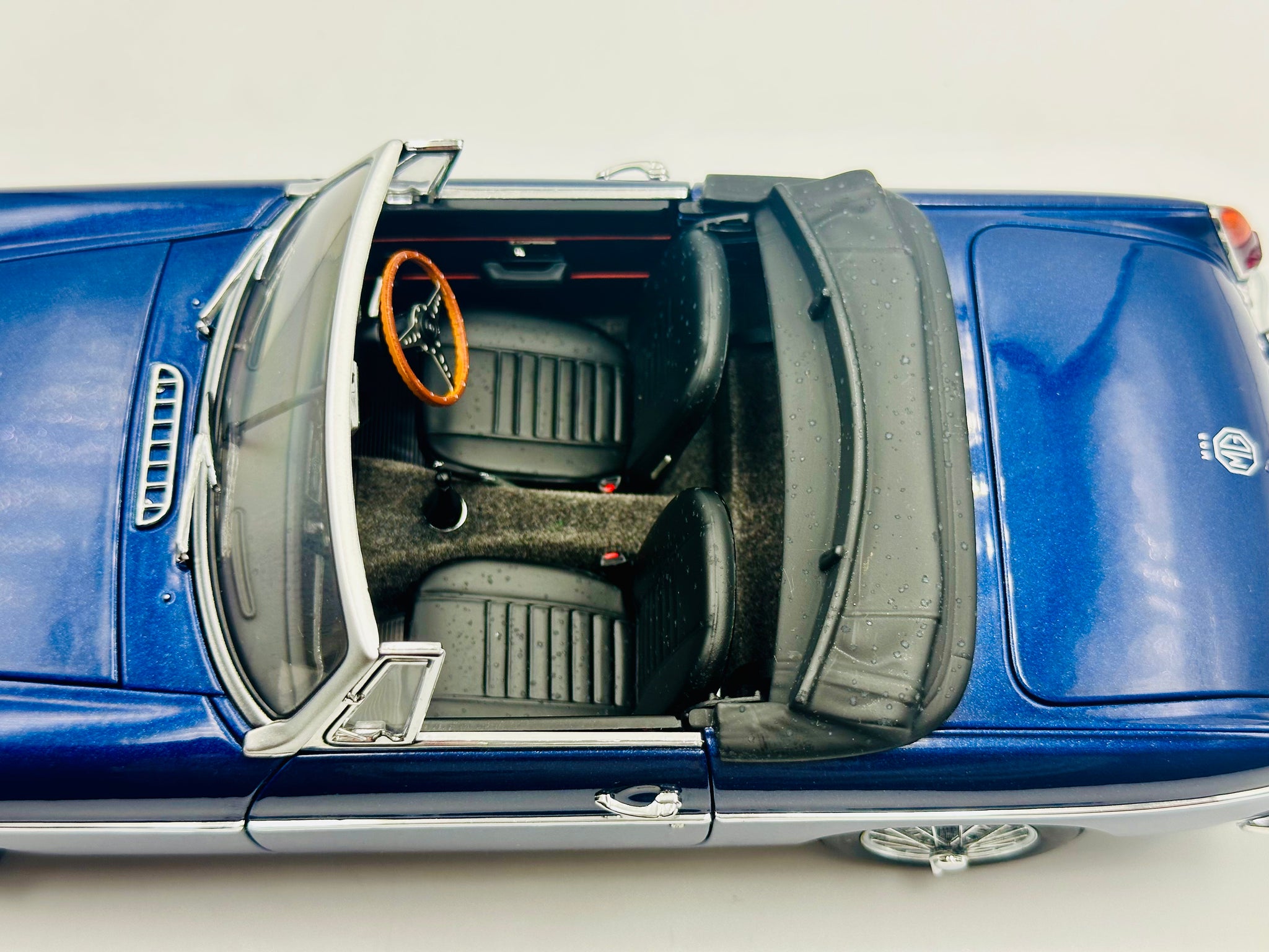 1:18 MG B Roadster -- Pageant Blue -- AUTOart Millenium 76611