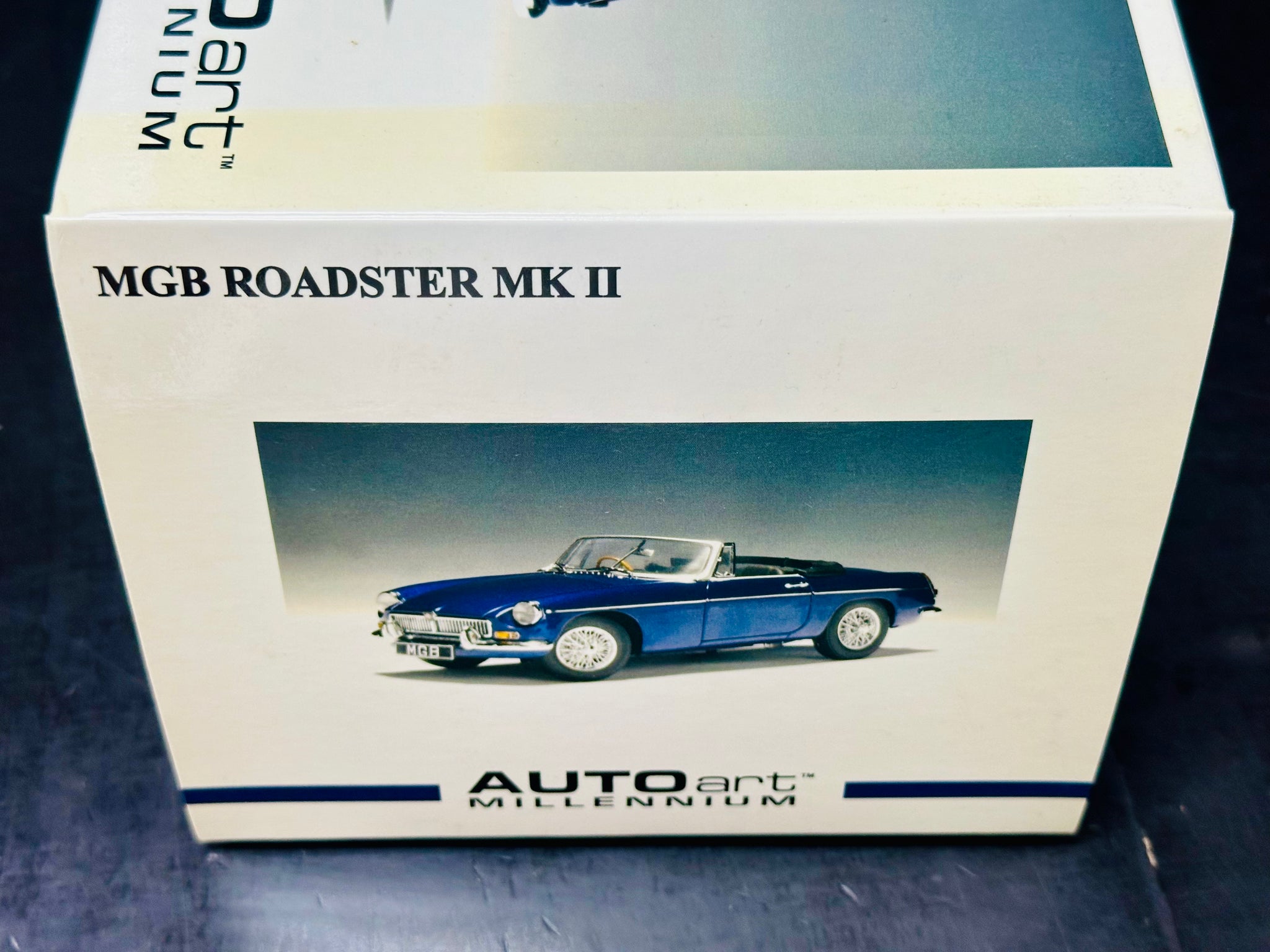 1:18 MG B Roadster -- Pageant Blue -- AUTOart Millenium 76611