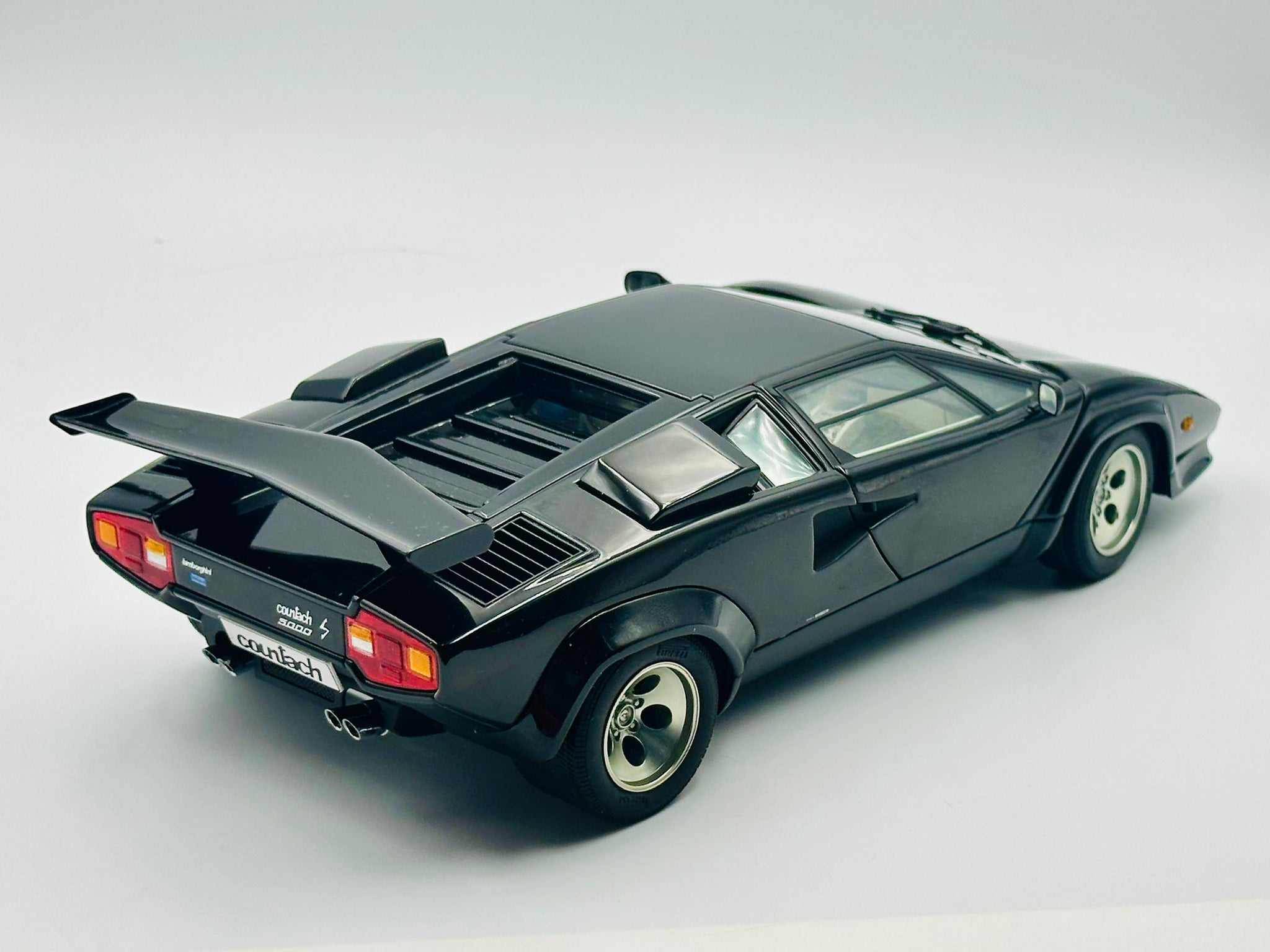 1:18 Lamborghini Countach 5000 S -- Black -- AUTOart Millenium 74533