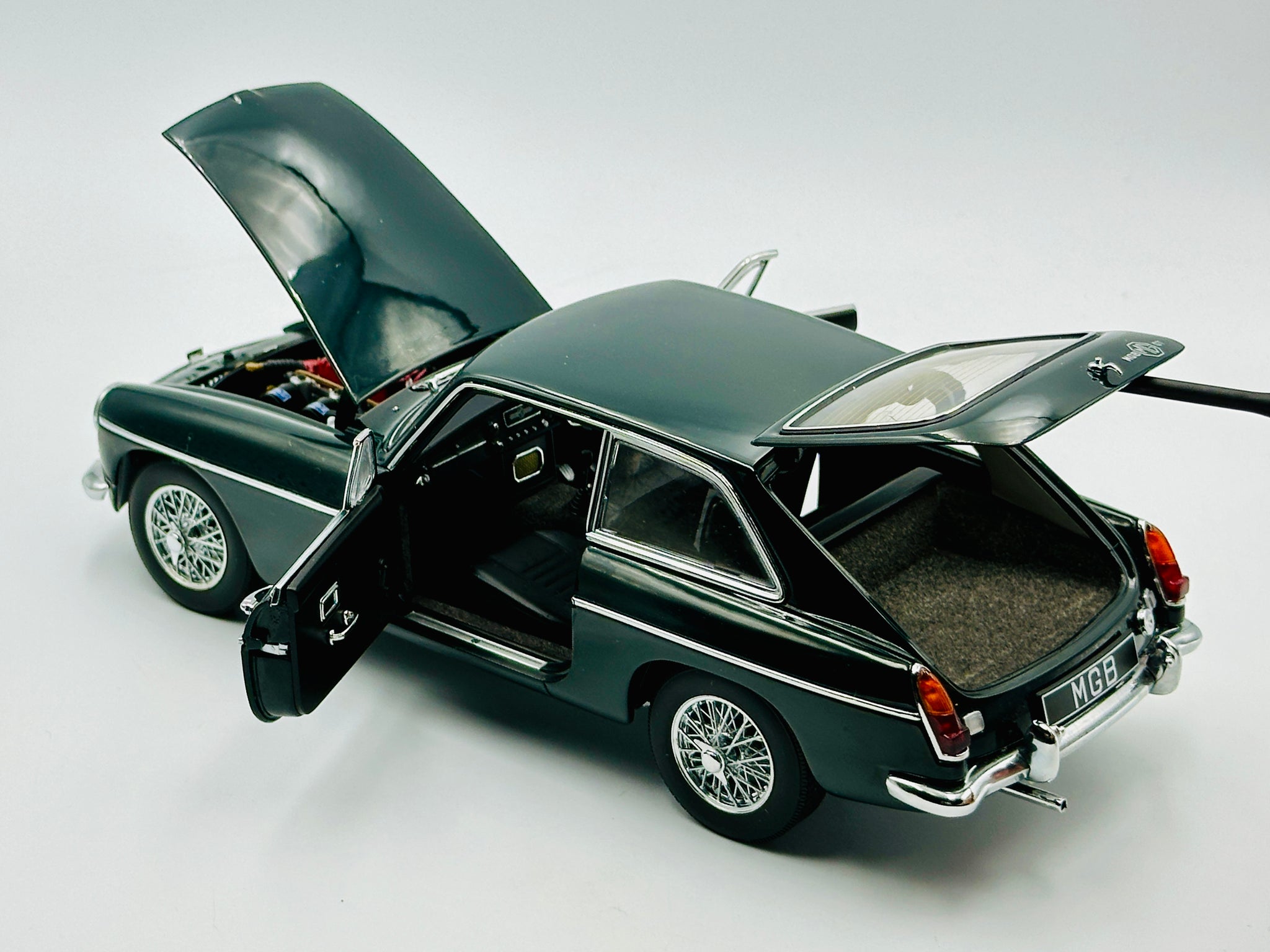 1:18 1969 MG B GT Coupe MKII -- Racing Green -- AUTOart Millenium 7660