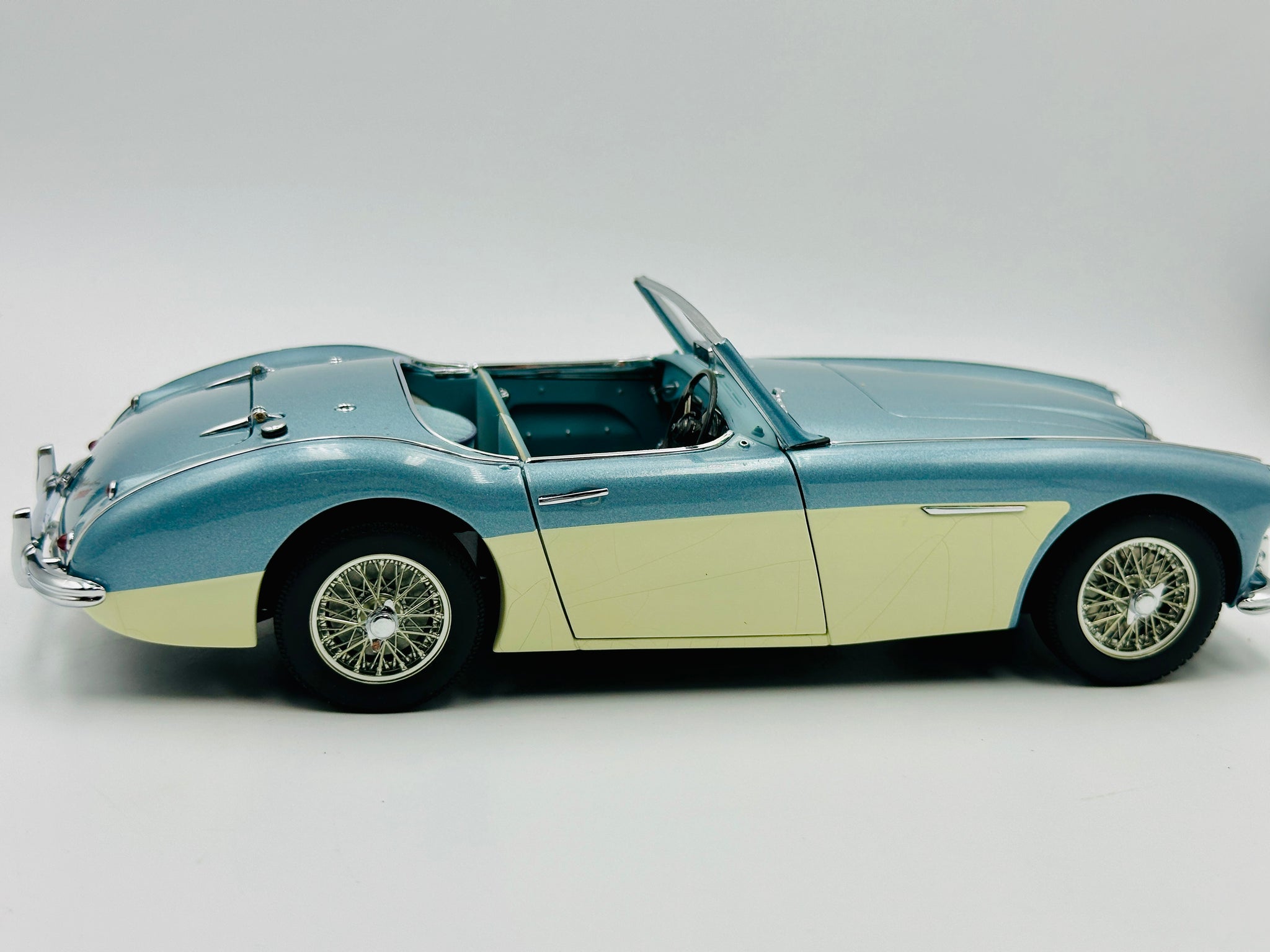 1:18 Austin Healey 3000 MKI -- Blue/White -- AUTOart Millennium 70706