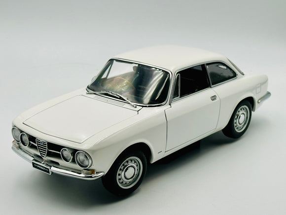 1:18 Alfa Romeo 1750 GTV -- White -- AUTOart Millennium 70106