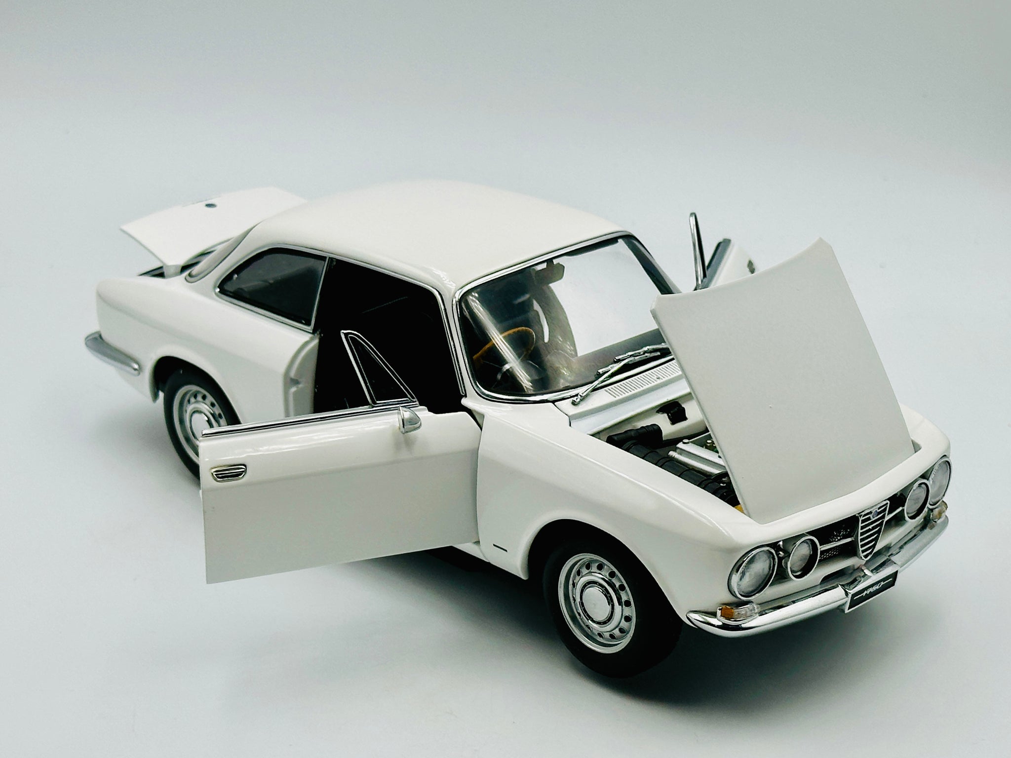 1:18 Alfa Romeo 1750 GTV -- White -- AUTOart Millennium 70106 1:18 Alfa Romeo 1750 GTV -- White -- AUTOart Millennium 70106