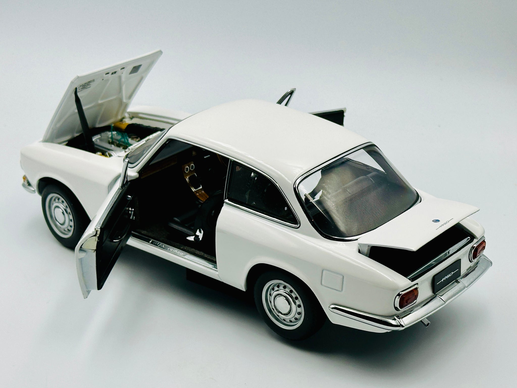 1:18 Alfa Romeo 1750 GTV -- White -- AUTOart Millennium 70106