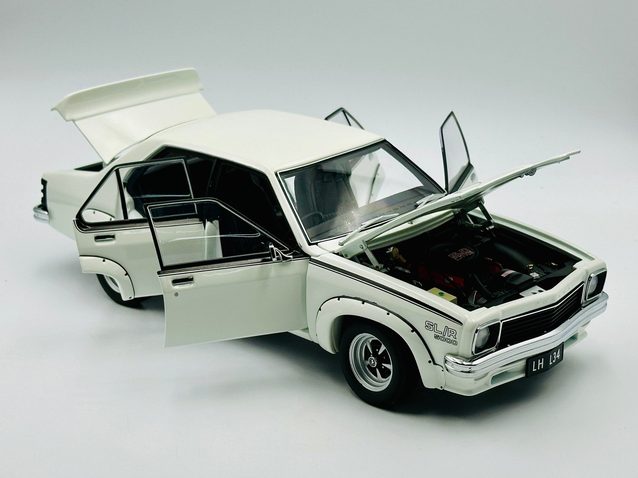1:18 1974 Holden LH Torana L34 -- Glacier White -- Biante/AUTOart 7347