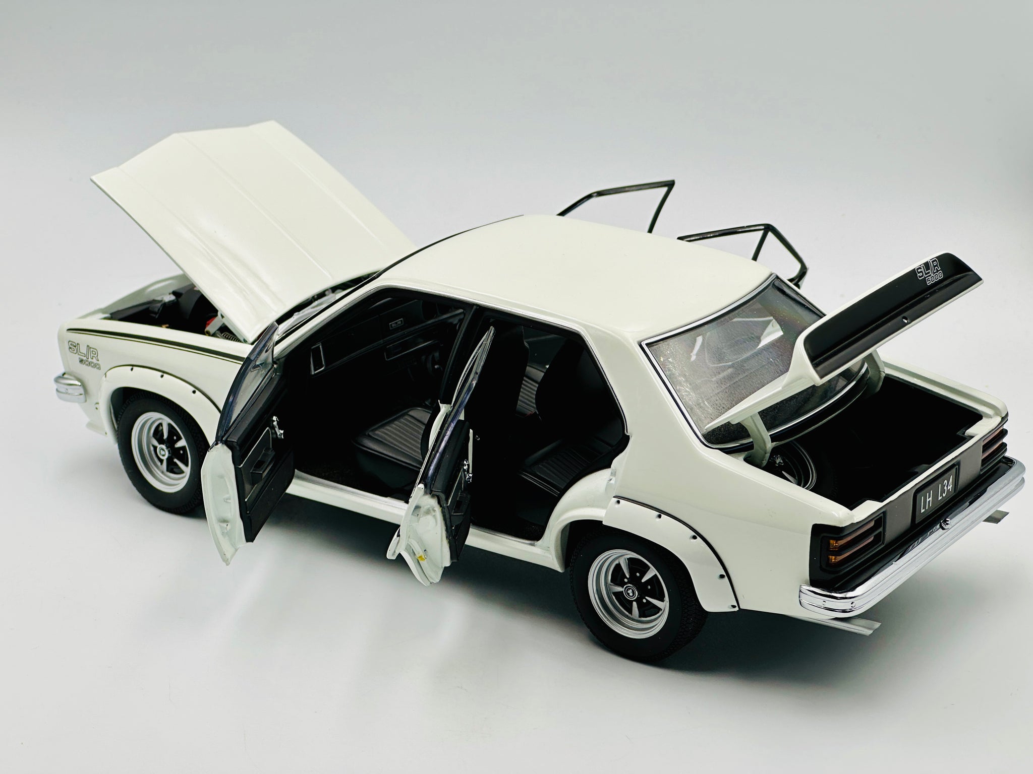 1:18 1974 Holden LH Torana L34 -- Glacier White -- Biante/AUTOart 7347