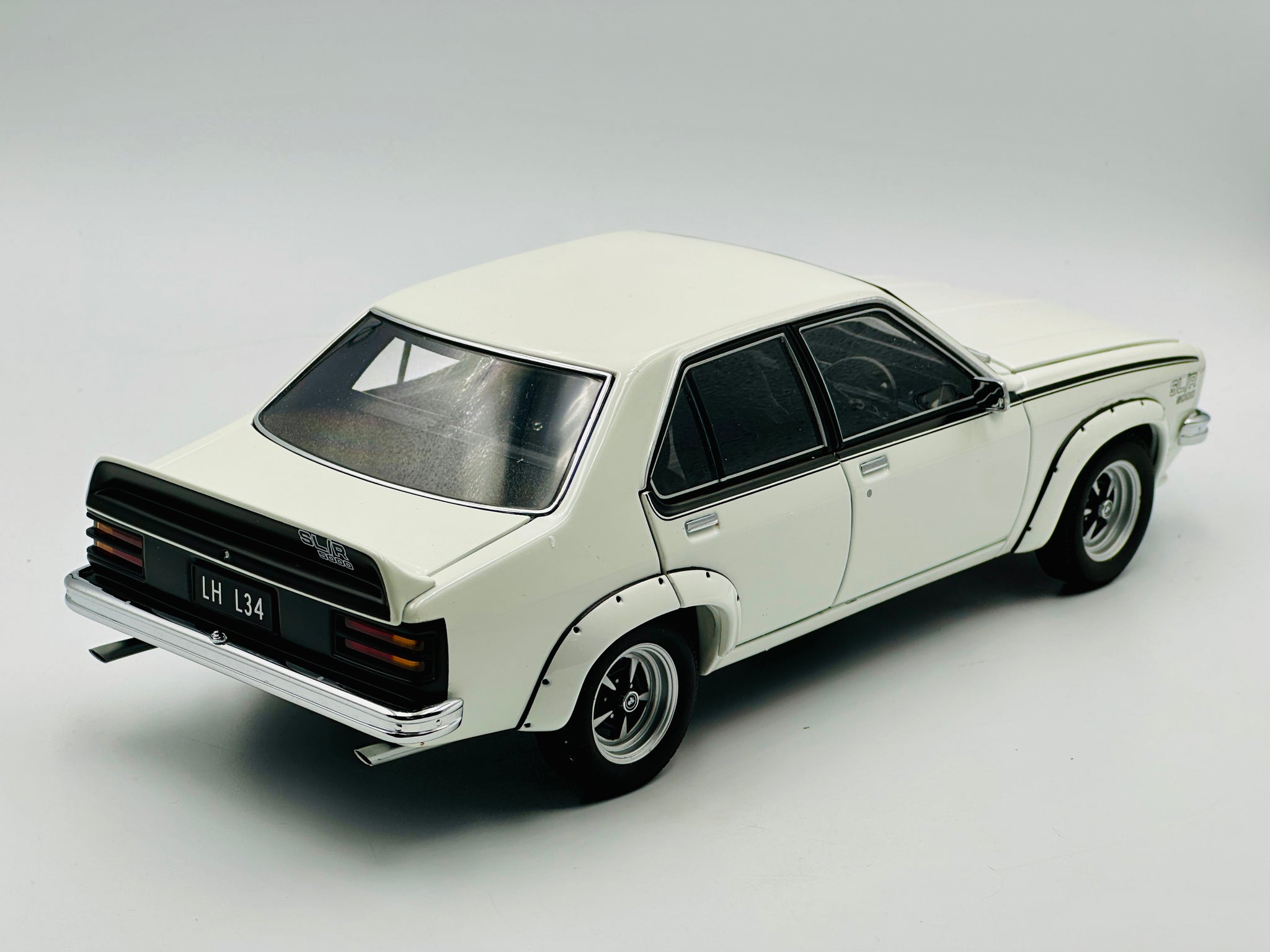 1:18 1974 Holden LH Torana L34 -- Glacier White -- Biante/AUTOart 7347