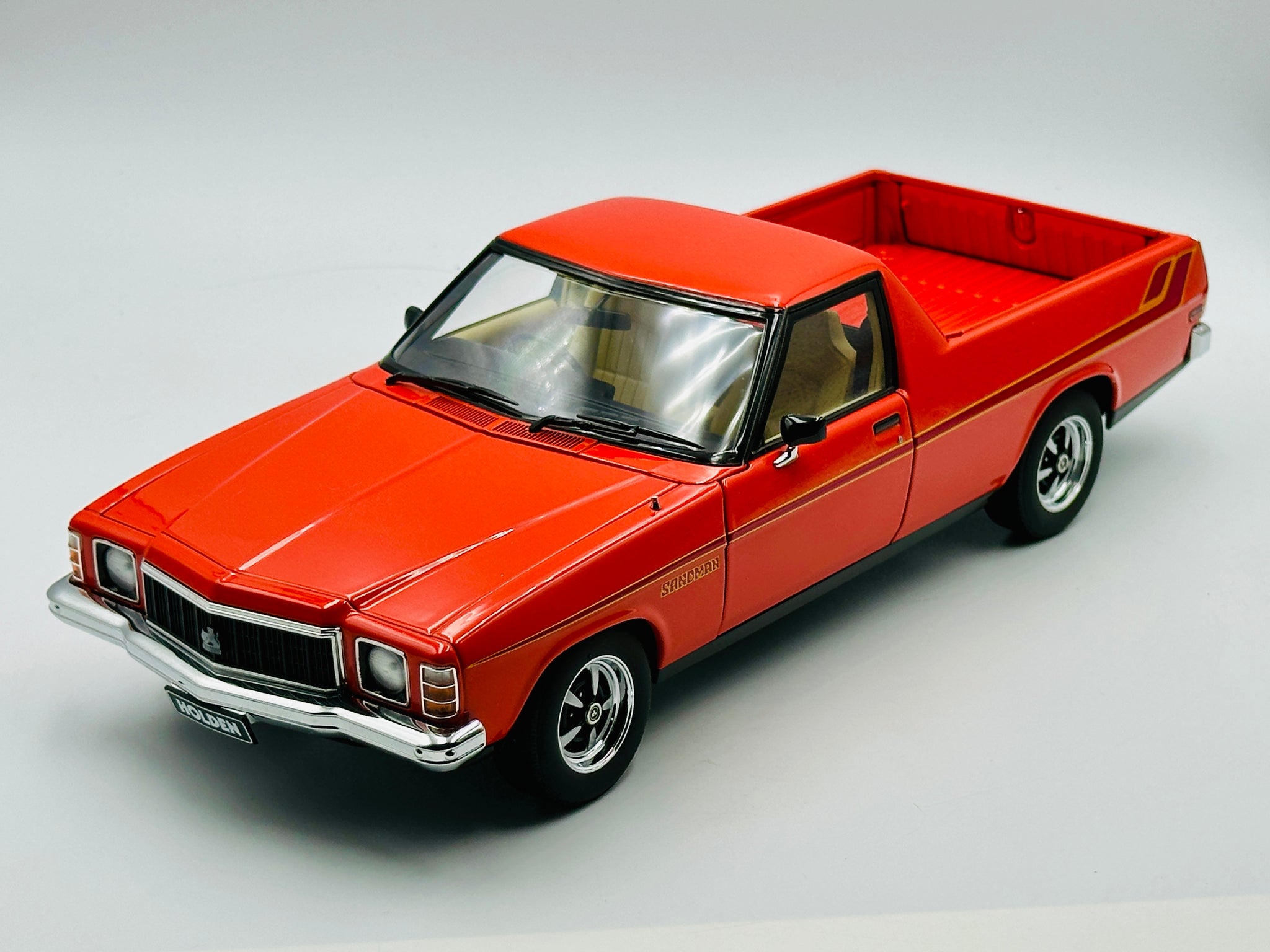 ミニカー Holden HX Sandman Utility 1:18 1:18 Holden HX Sandman Utility -- Mandarin Red -- Biante/AUTOart