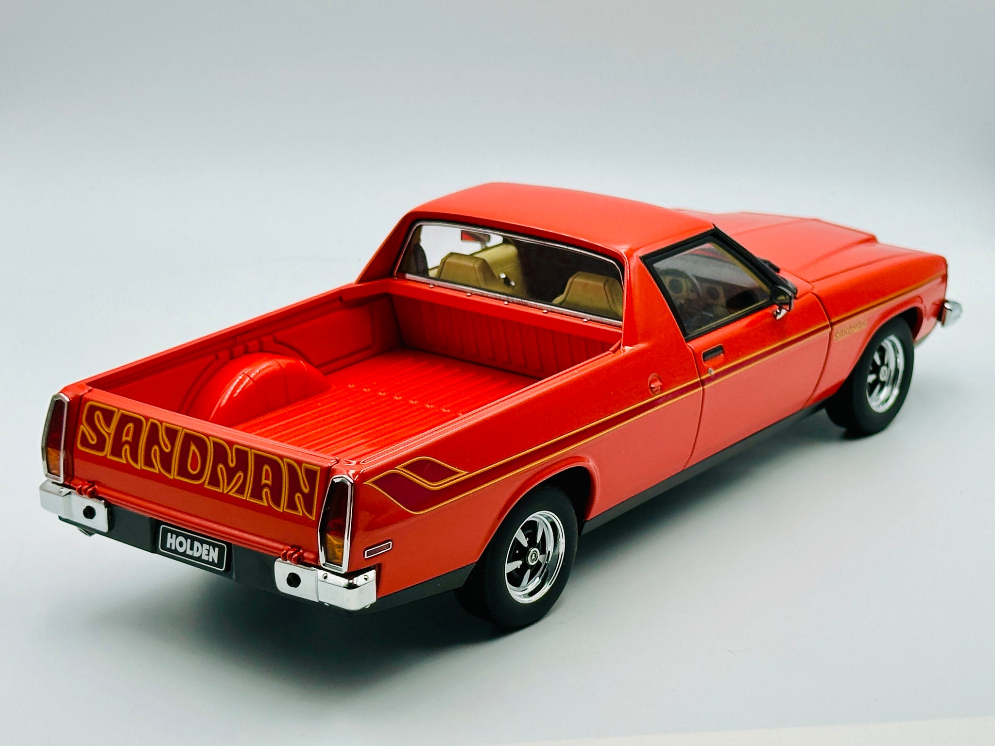 ミニカー Holden HX Sandman Utility 1:18 1:18 Holden HX Sandman Utility -- Mandarin Red -- Biante/AUTOart