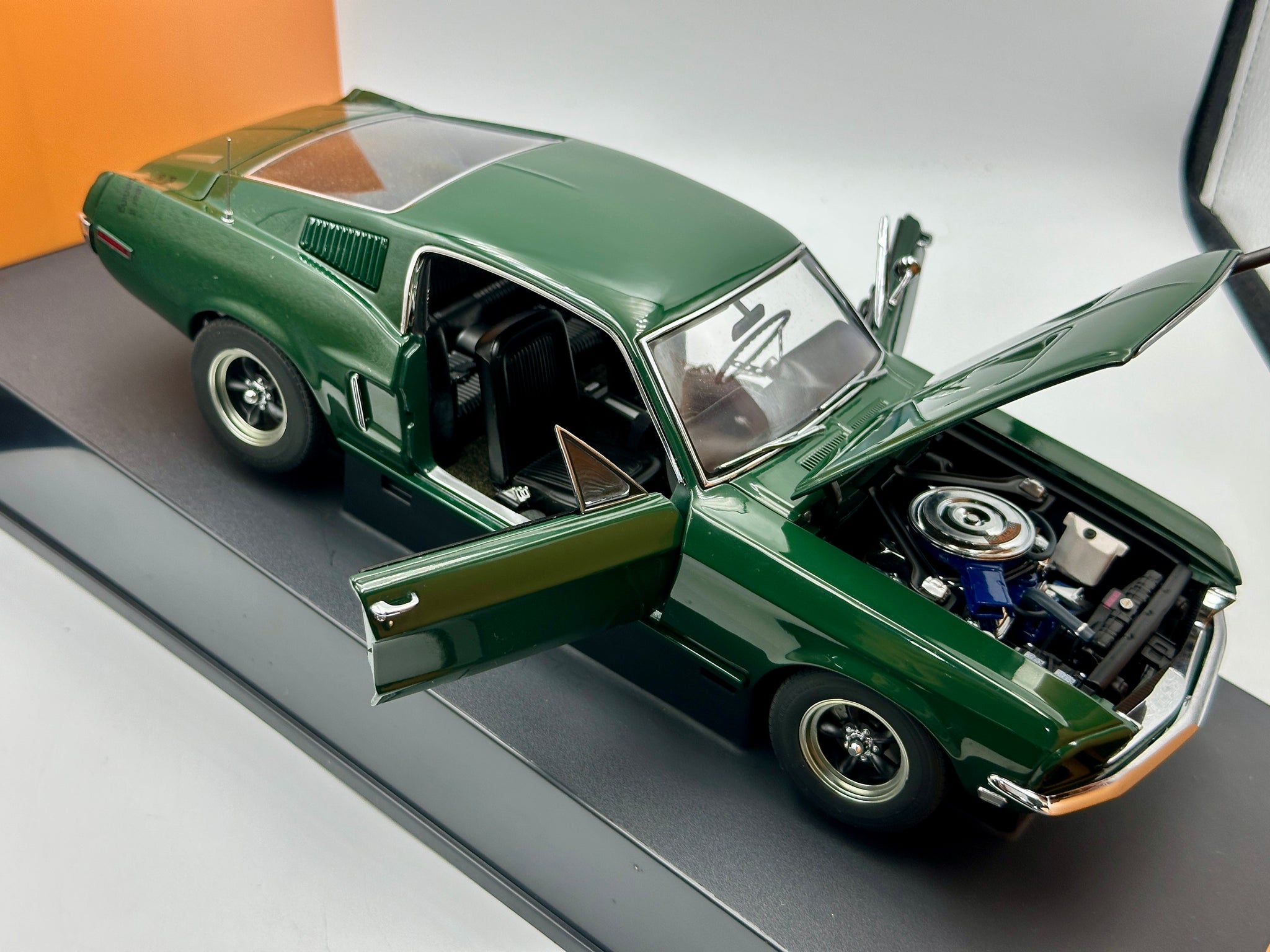 1:18 1968 Ford Mustang GT Fastback -- Steve McQueen -- AUTOart
