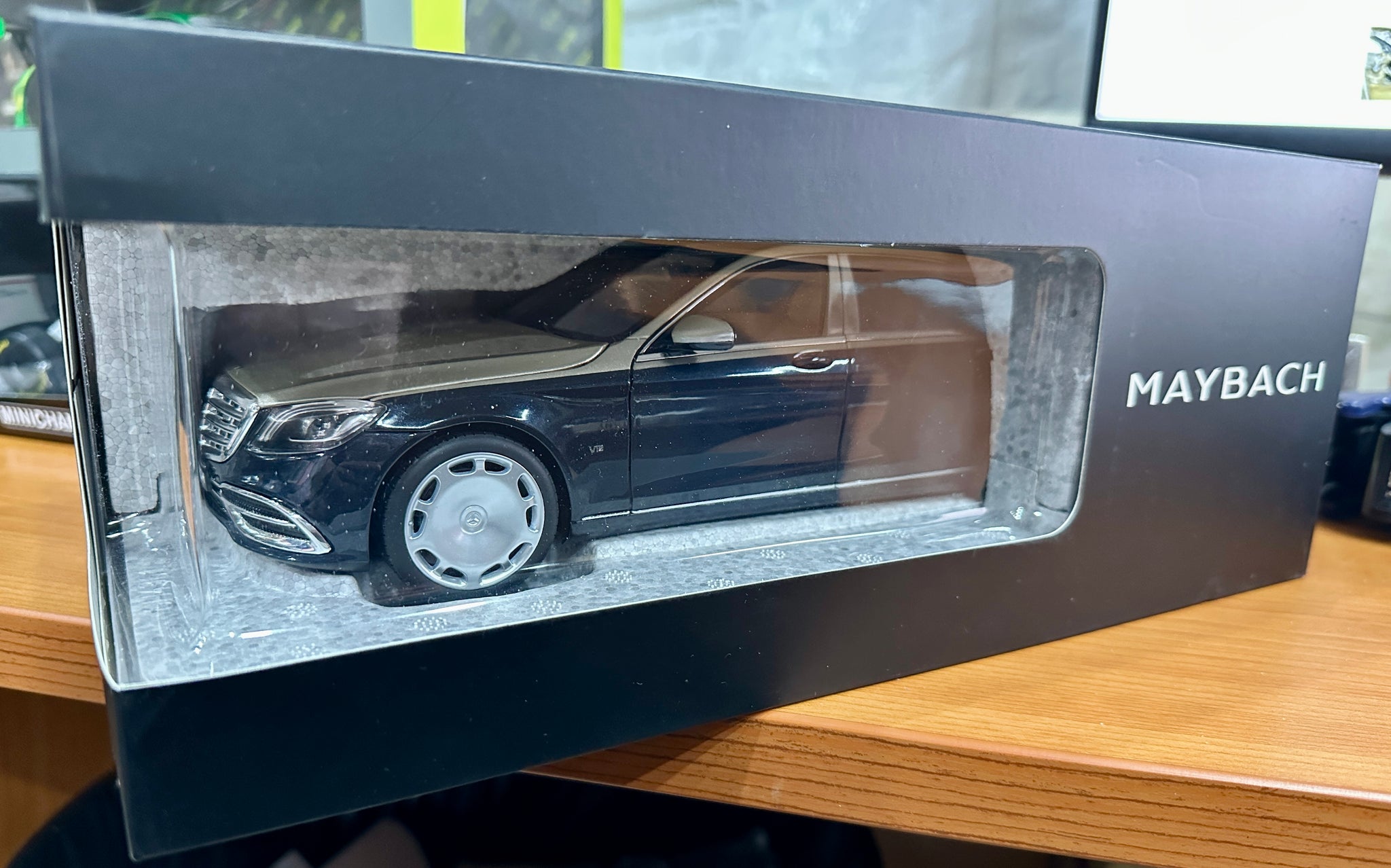 1:18 Mercedes Maybach S650 2018 - Aragonite Silver/Blue Metallic -- No
