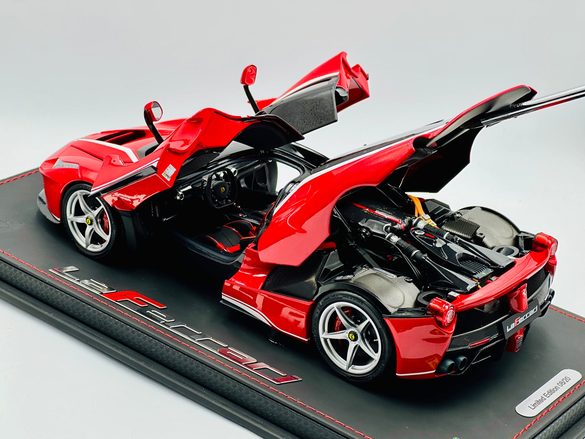 1:18 Ferrari LaFerrari -- Rosso Corsa -- 322 Luxury Pack -- BBR Models