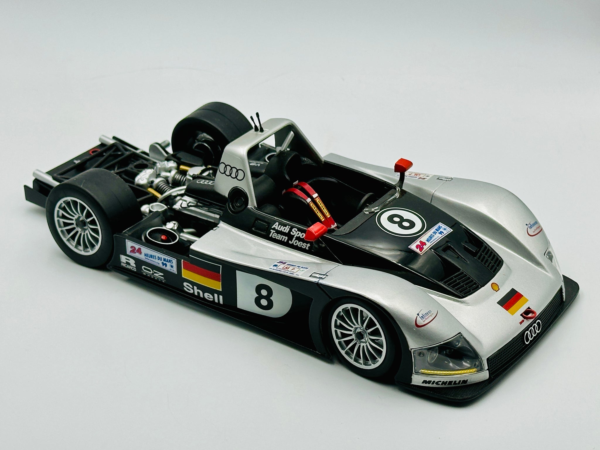 Maisto GT Racing - Scale 1/18 - Audi R8R Le Mans 1999 #8 Maisto GT Racing - Scale 1/18 - Audi R8R Le Mans 1999 #8