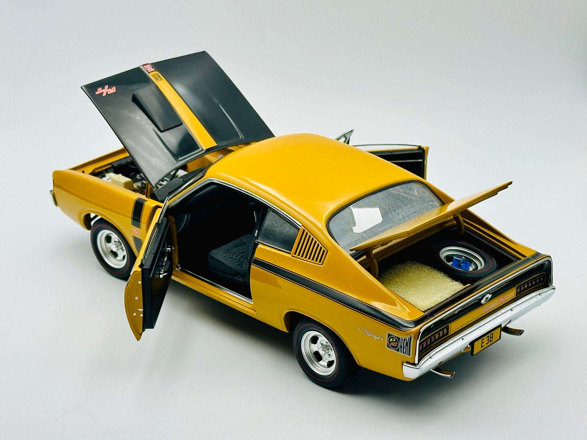 1:18 Valiant E38 R/T Charger 'Small Tank' -- Hot Mustard -- Classic Ca