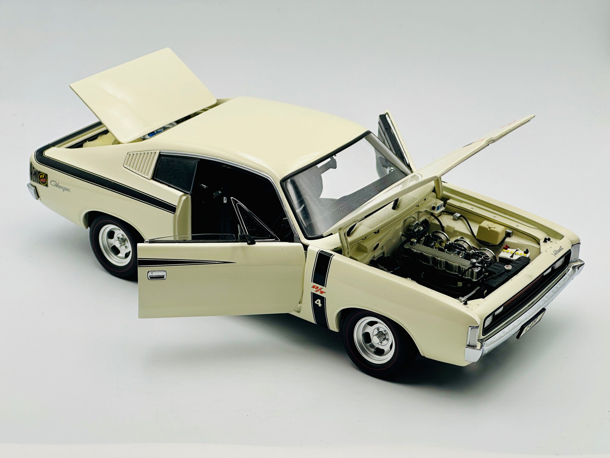 1/18 CC クライスラー ヴァリアント E49 R/T チャージャー 1:18 Scale. Chrysler Valiant Charger E49 in Vintage Red 'Small