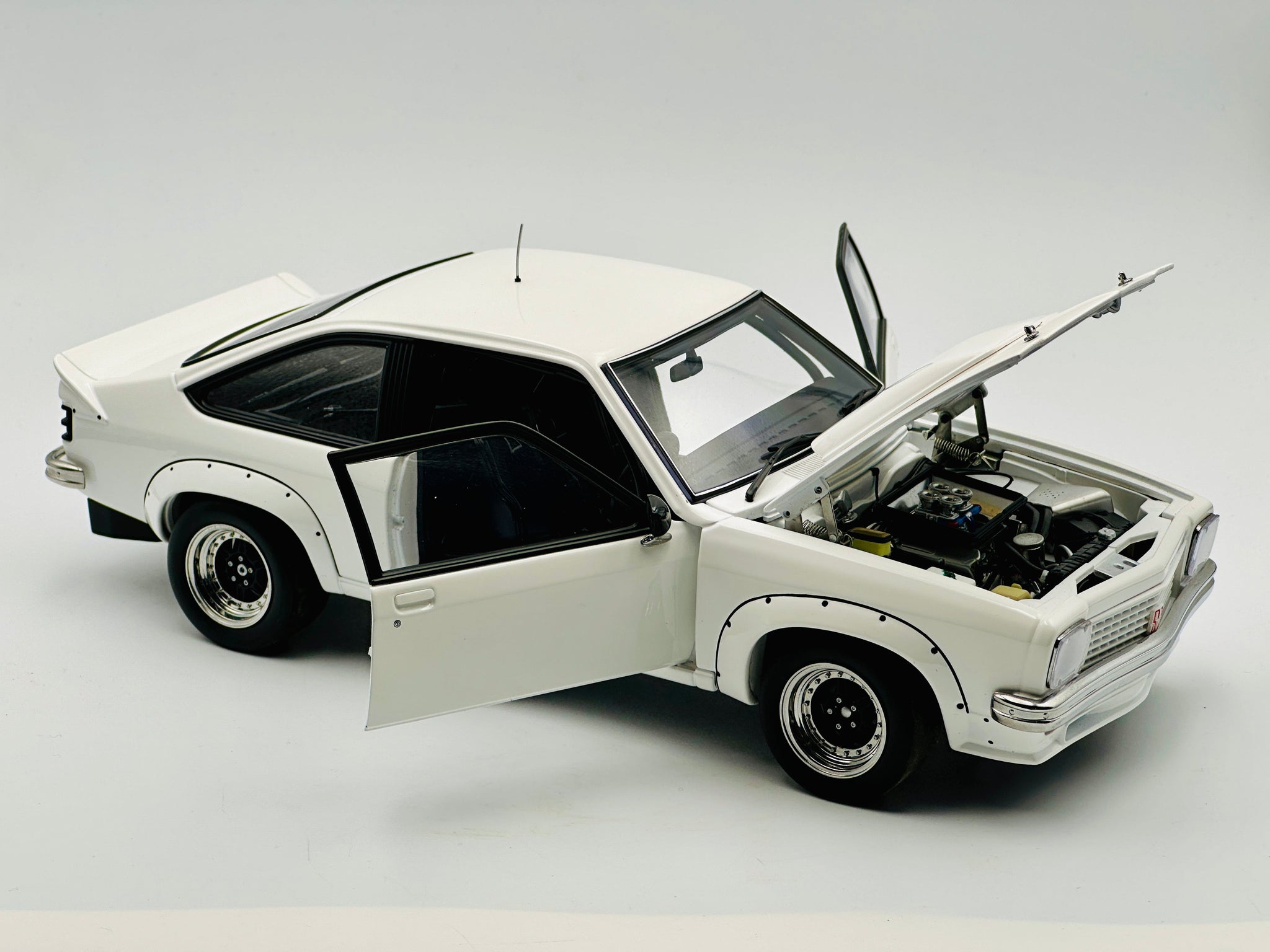 1:18 Holden LX Torana A9X Hathcback -- Plain Body White -- Biante/AUTO