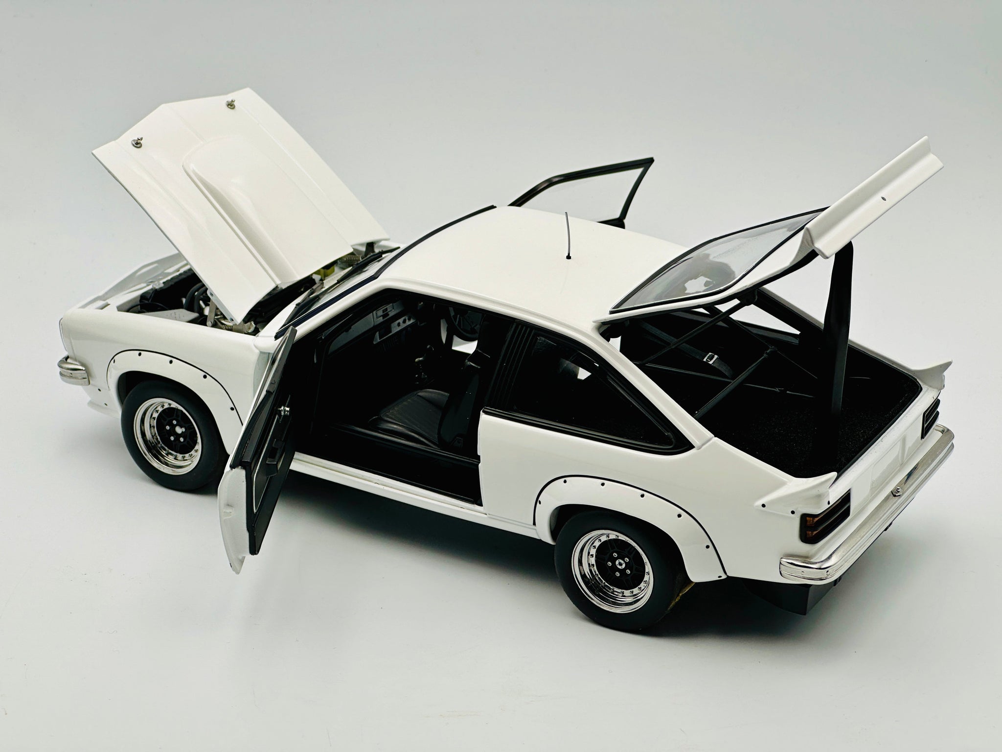1:18 Holden LX Torana A9X Hathcback -- Plain Body White -- Biante/AUTO