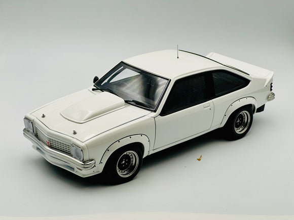 1:18 Holden LX Torana A9X Hathcback -- Plain Body White -- Biante/AUTOart