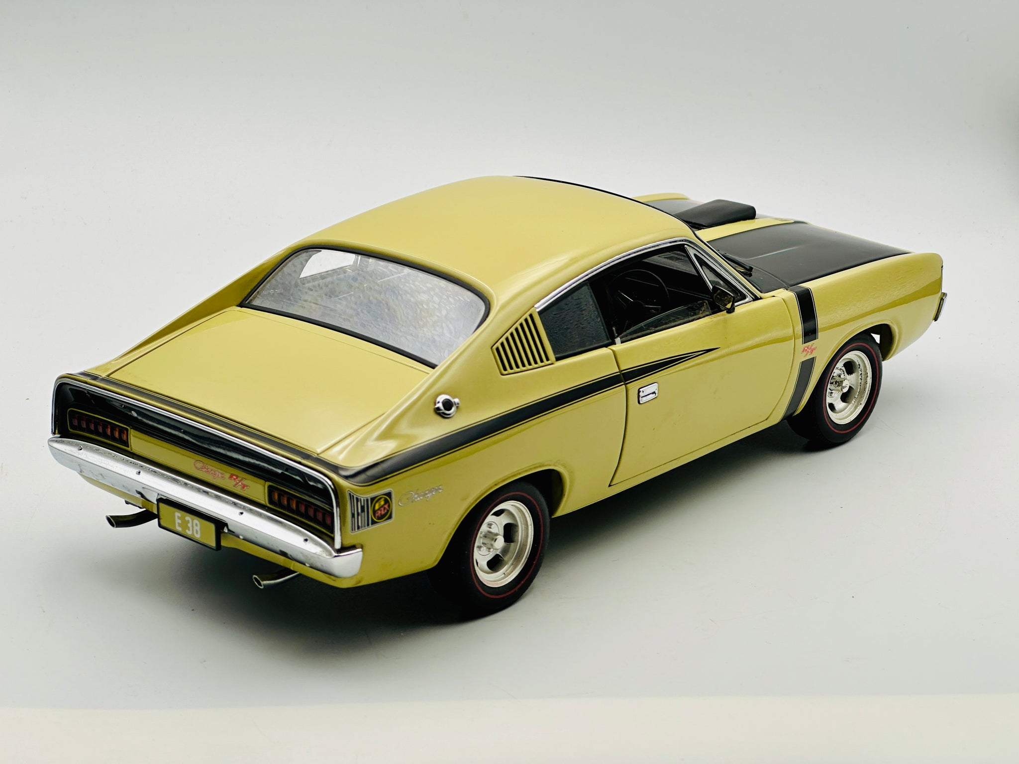 1:18 Valiant E38 R/T Charger 'Big Tank' -- Blonde Olive -- Classic Car