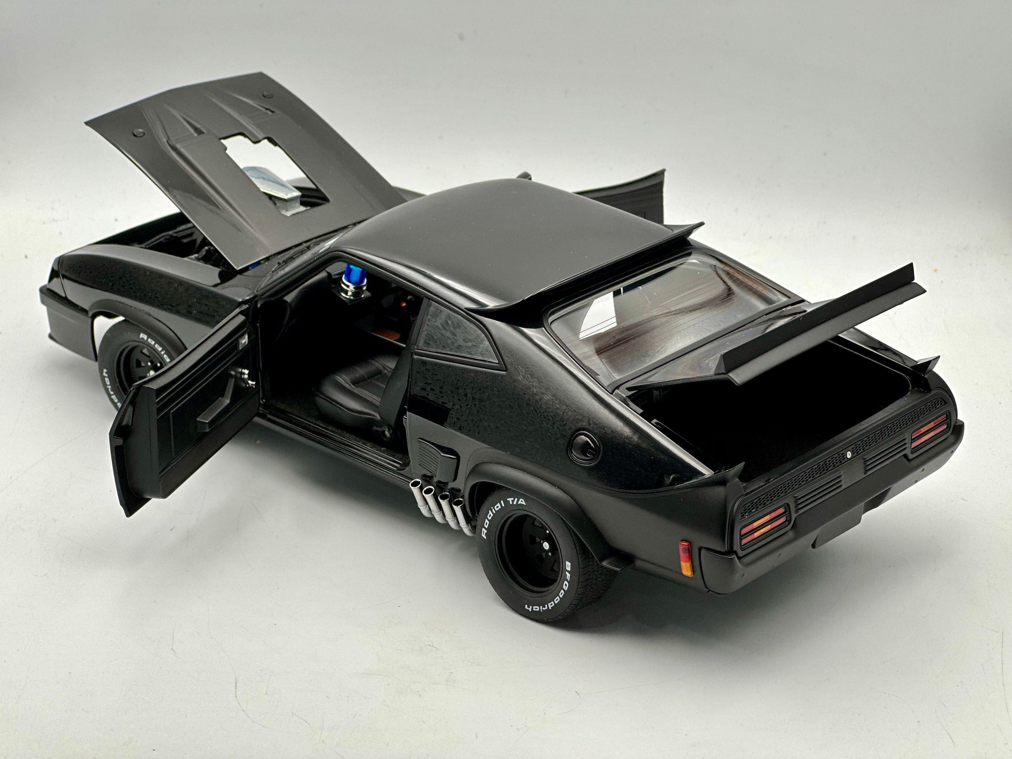 1:18 Mad Max Black Interceptor -- Ford XB Falcon Tuned -- AUTOart 7277 1:18 Mad Max Black Interceptor -- Ford XB Falcon Tuned -- AUTOart 7277