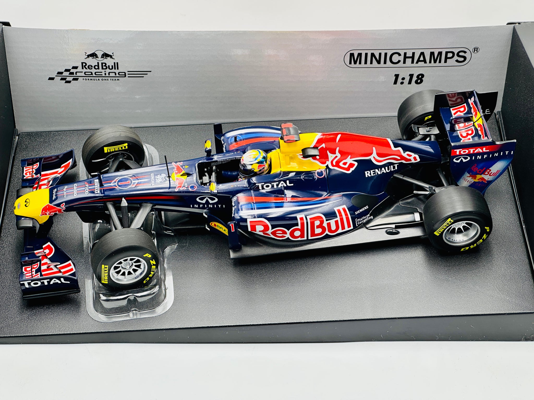 1:18 2011 Sebastian Vettel -- #1 Red Bull RB7 -- Minichamps F1