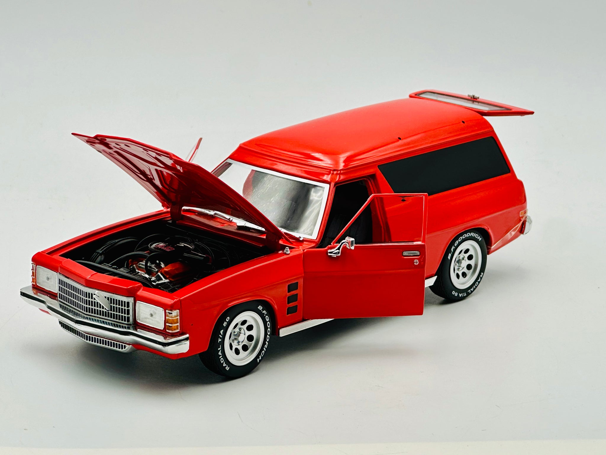 1/24 DDA 映画「マッドマックス」マックス家パネルバン【ダーティー塗装版】 1:24 Mad Max -- Holden HJ Sandman Panel Van -- Orange -- DDA