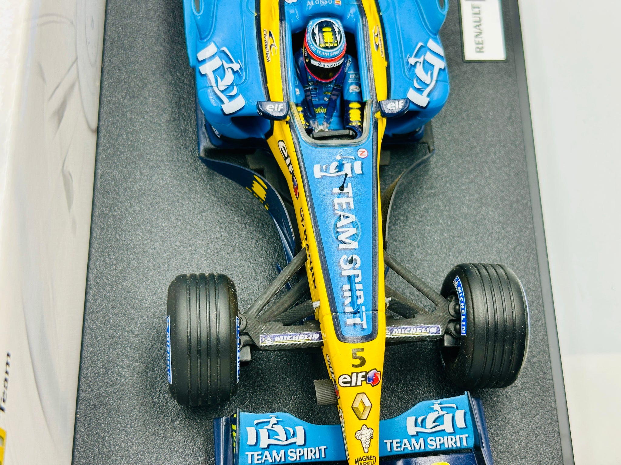 1:18 2005 Fernando Alonso -- #5 Renault R25 -- Hot Wheels F1