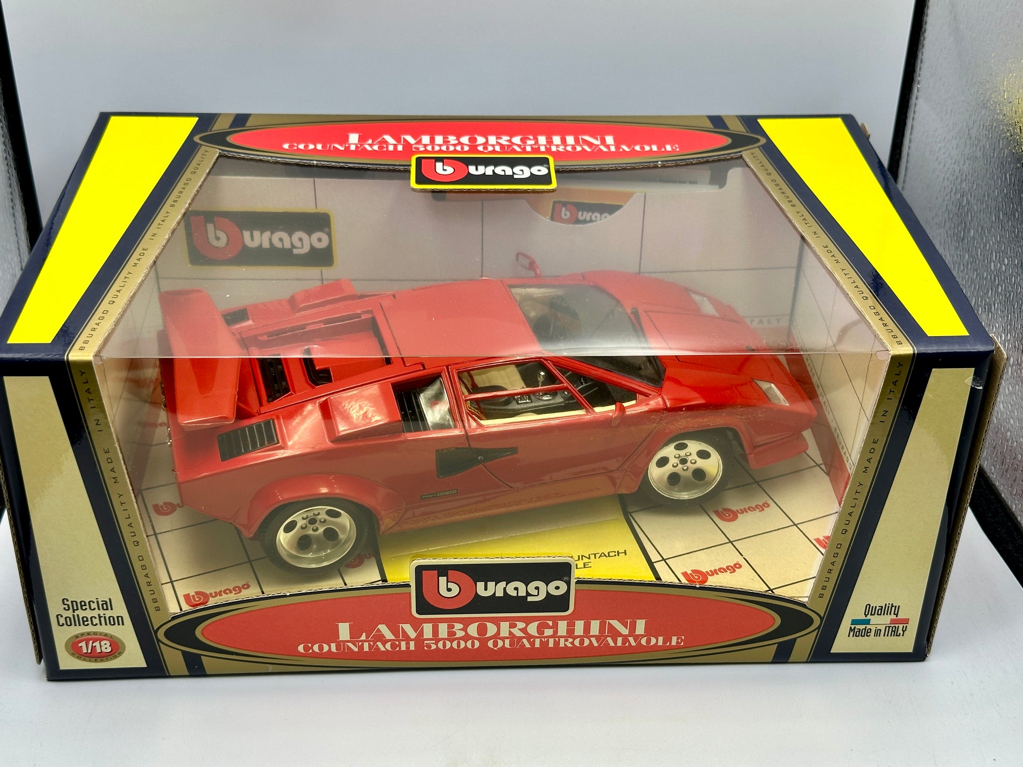 1:18 Lamborghini Countach 5000 Quattrovalvole -- Red -- Bburago