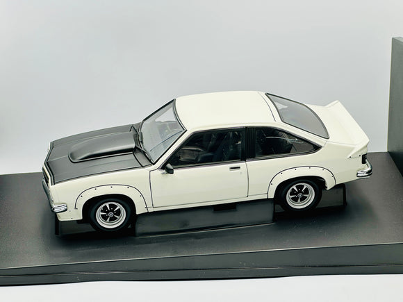 1:18 Holden LX Torana SS A9X -- Palais White/Black -- Biante/AUTOart