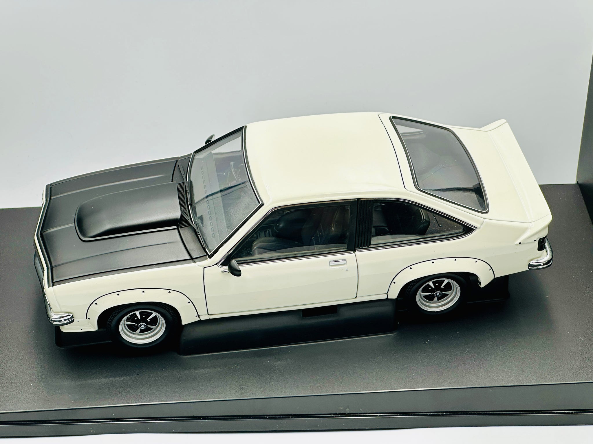 国内未入荷 1/18 AUTOart ホールデン LX トラーナ SS A9X 1:18 Holden LX Torana SS A9X -- Palais White/Black -- Biante/AUTOart