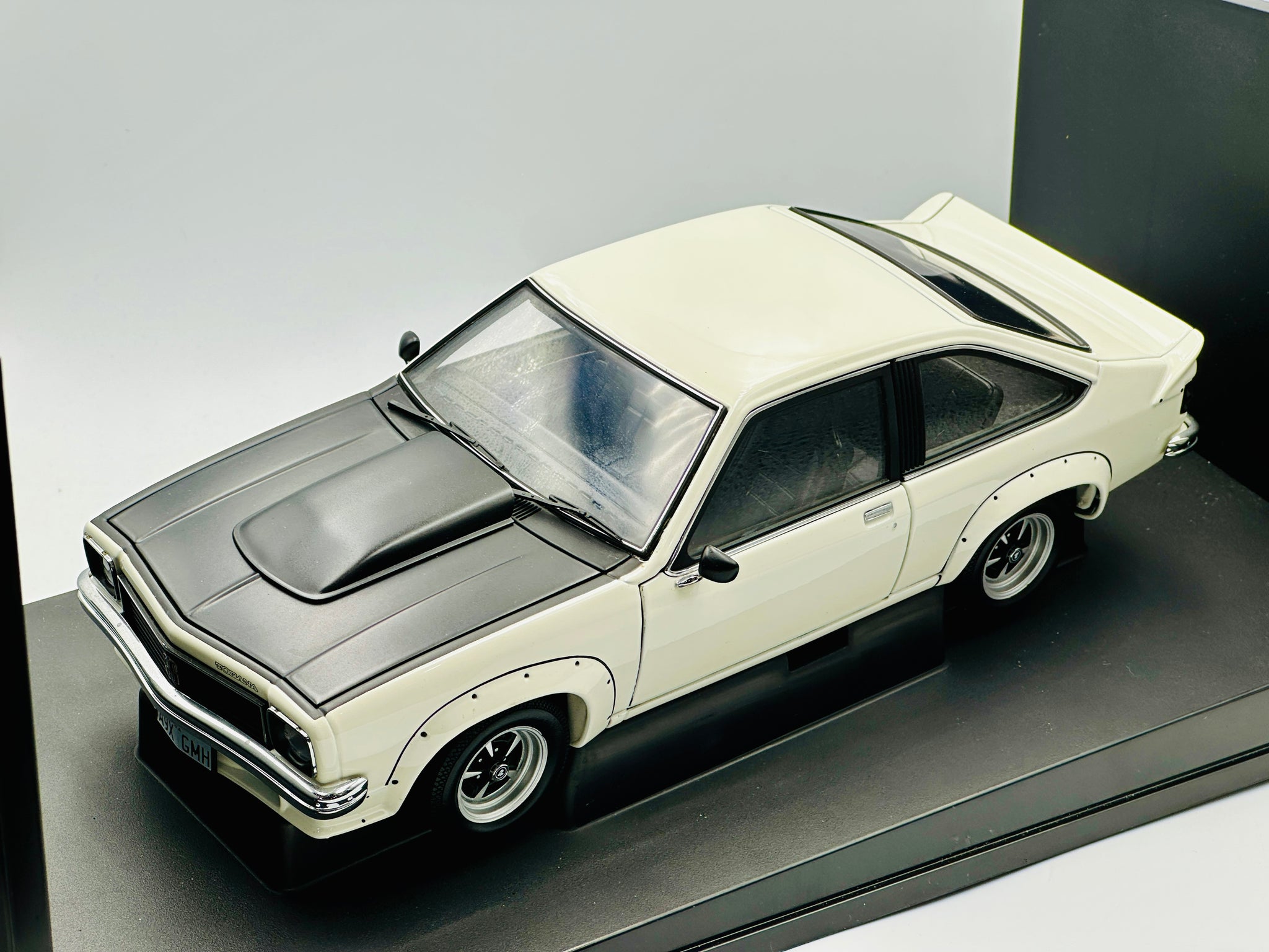 国内未入荷 1/18 AUTOart ホールデン LX トラーナ SS A9X 1:18 Holden LX Torana SS A9X -- Palais White/Black -- Biante/AUTOart