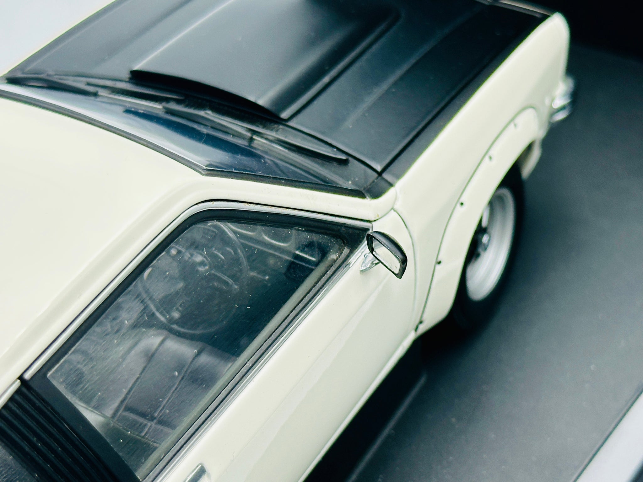 1:18 Holden LX Torana SS A9X -- Palais White/Black -- Biante/AUTOart