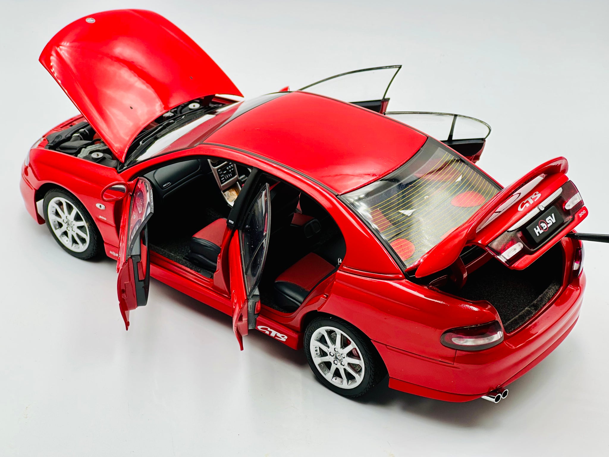 1:18 HSV VT2 GTS (Holden Commodore) -- Sting Red -- Biante/AUTOart 734